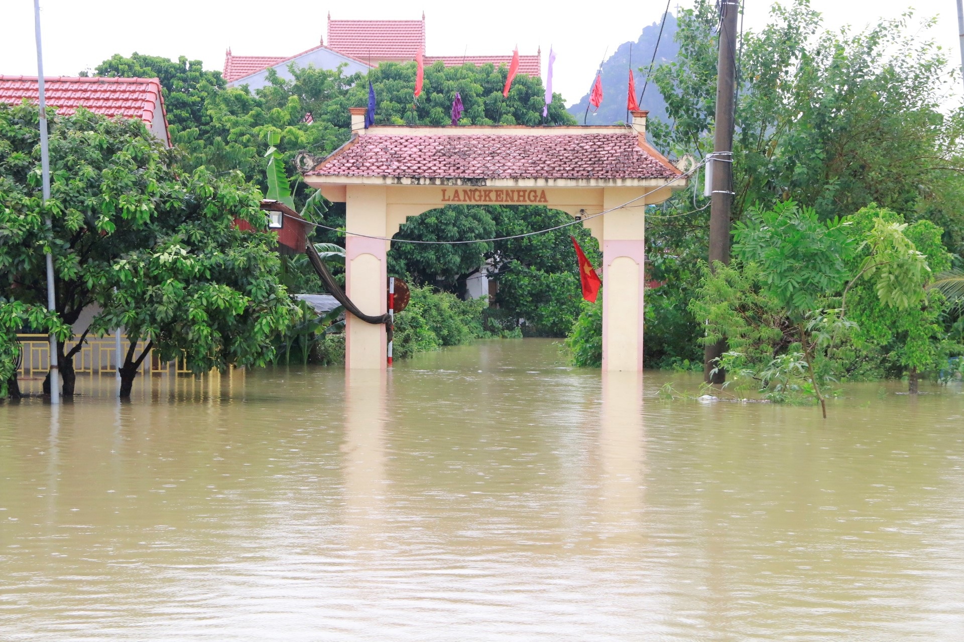 Cận cảnh nước lũ cô lập hàng trăm hộ dân ở Ninh Bình - 4