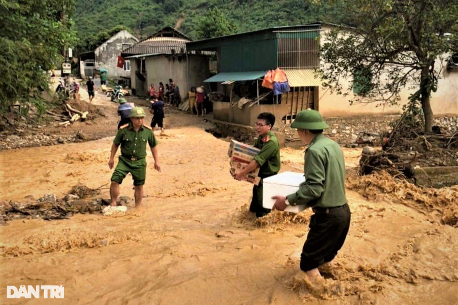 Mưa lũ chia cắt, giáo viên lội suối, băng rừng đến trường - 11