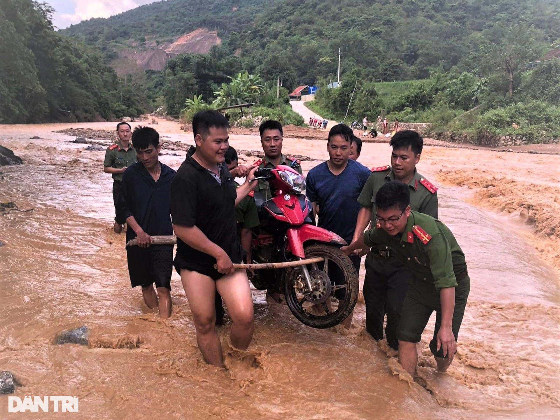 Mưa lũ chia cắt, giáo viên lội suối, băng rừng đến trường - 3