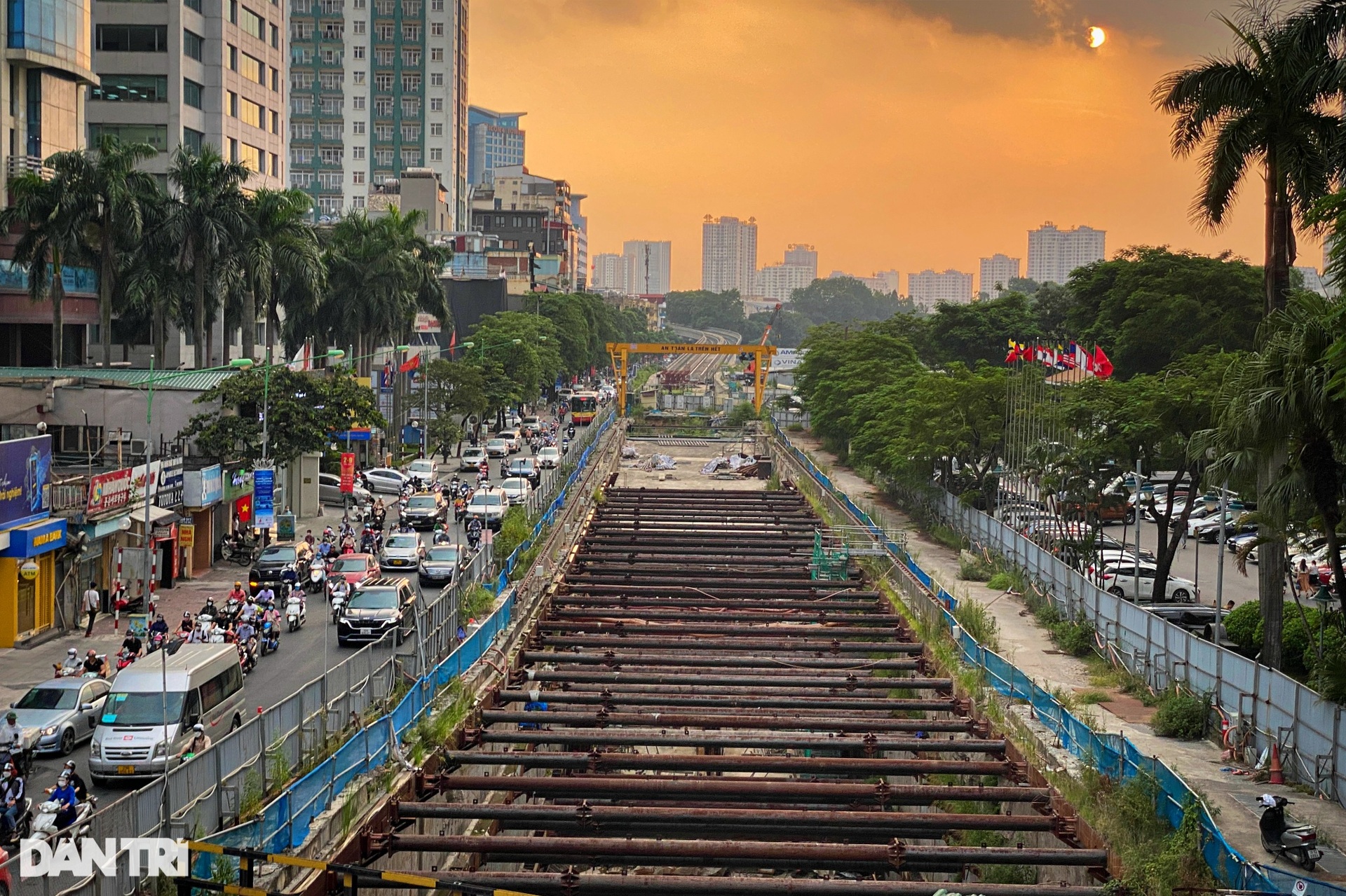 Cỏ cây mọc um tùm trên đại công trường dự án metro Nhổn - ga Hà Nội - 12