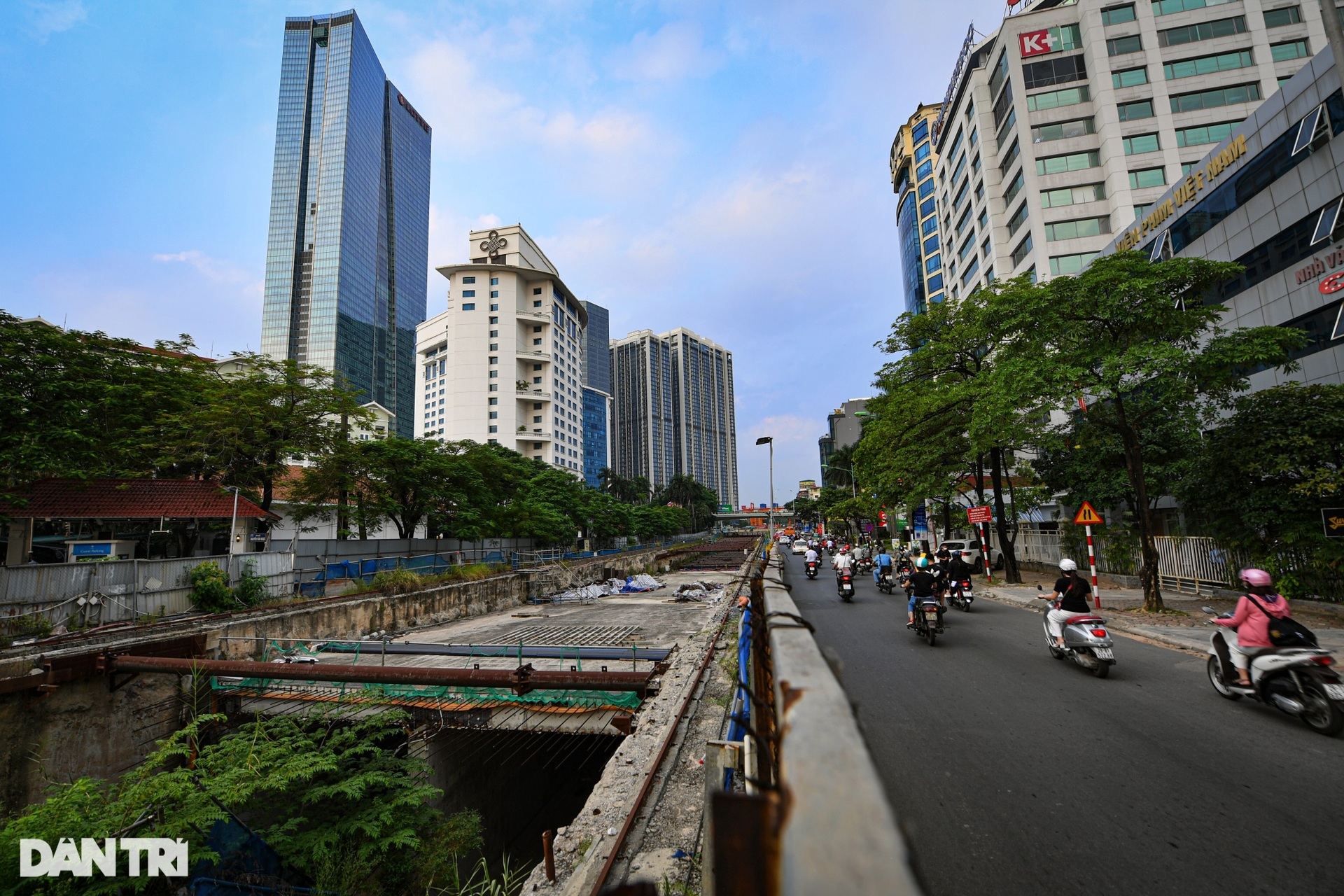 Cỏ cây mọc um tùm trên đại công trường dự án metro Nhổn - ga Hà Nội - 13