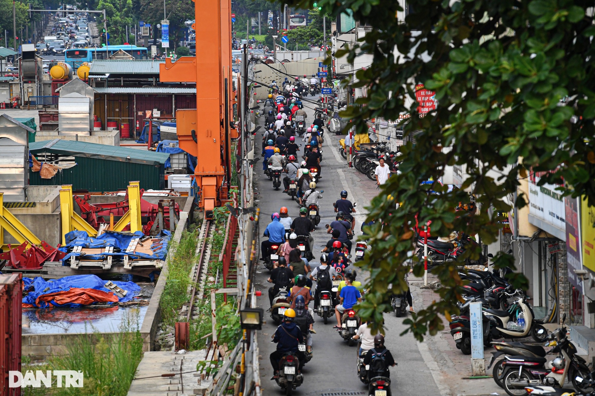 Cỏ cây mọc um tùm trên đại công trường dự án metro Nhổn - ga Hà Nội - 11