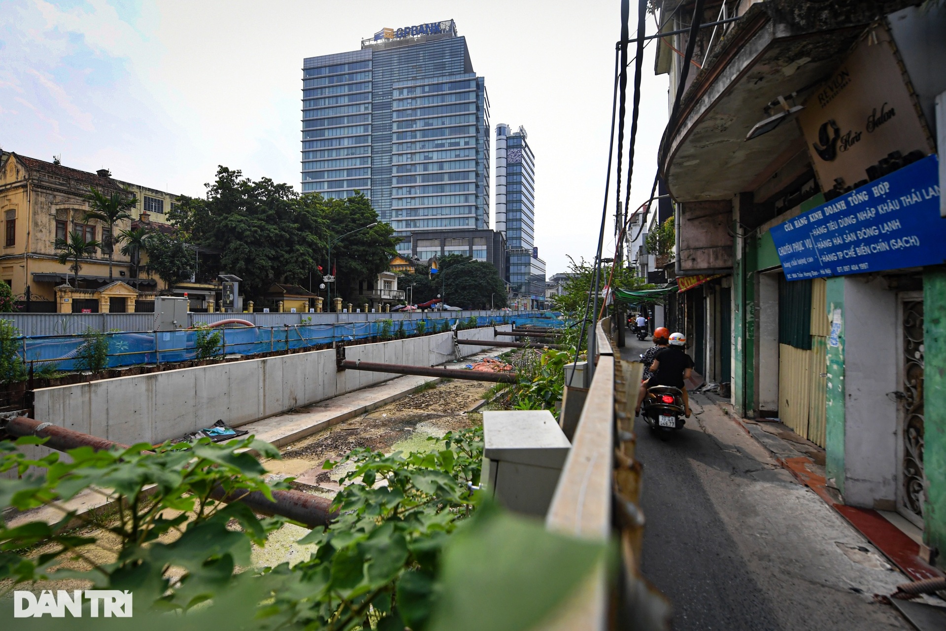 Cỏ cây mọc um tùm trên đại công trường dự án metro Nhổn - ga Hà Nội - 3