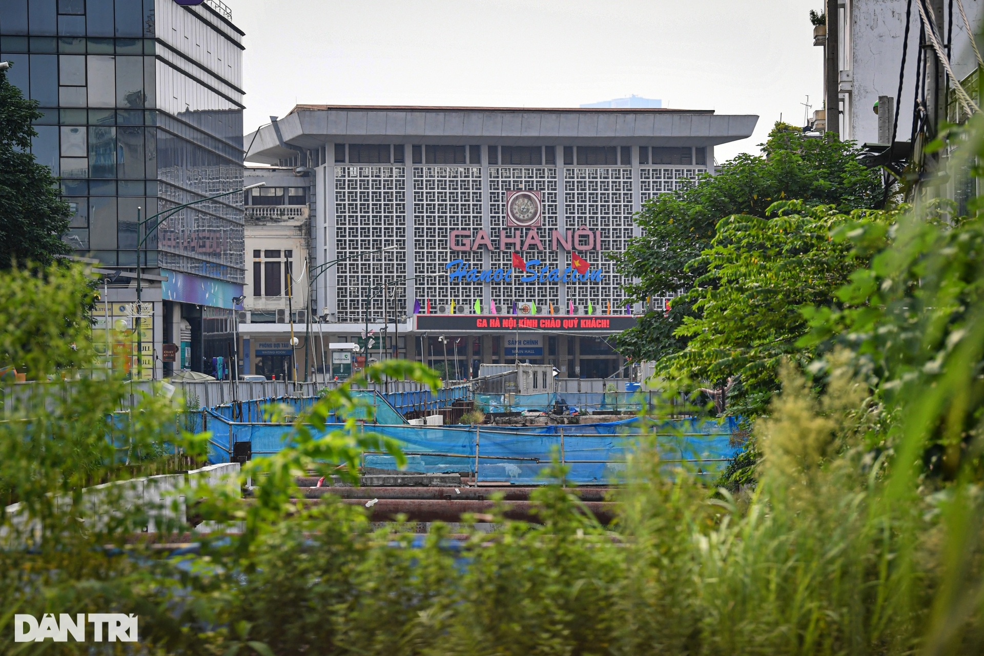 Cỏ cây mọc um tùm trên đại công trường dự án metro Nhổn - ga Hà Nội - 2