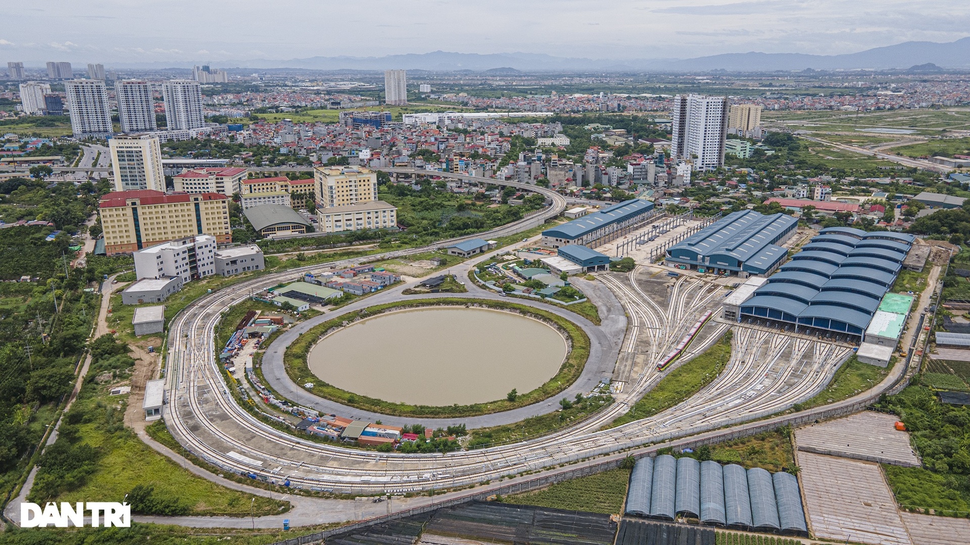 Cỏ cây mọc um tùm trên đại công trường dự án metro Nhổn - ga Hà Nội - 1