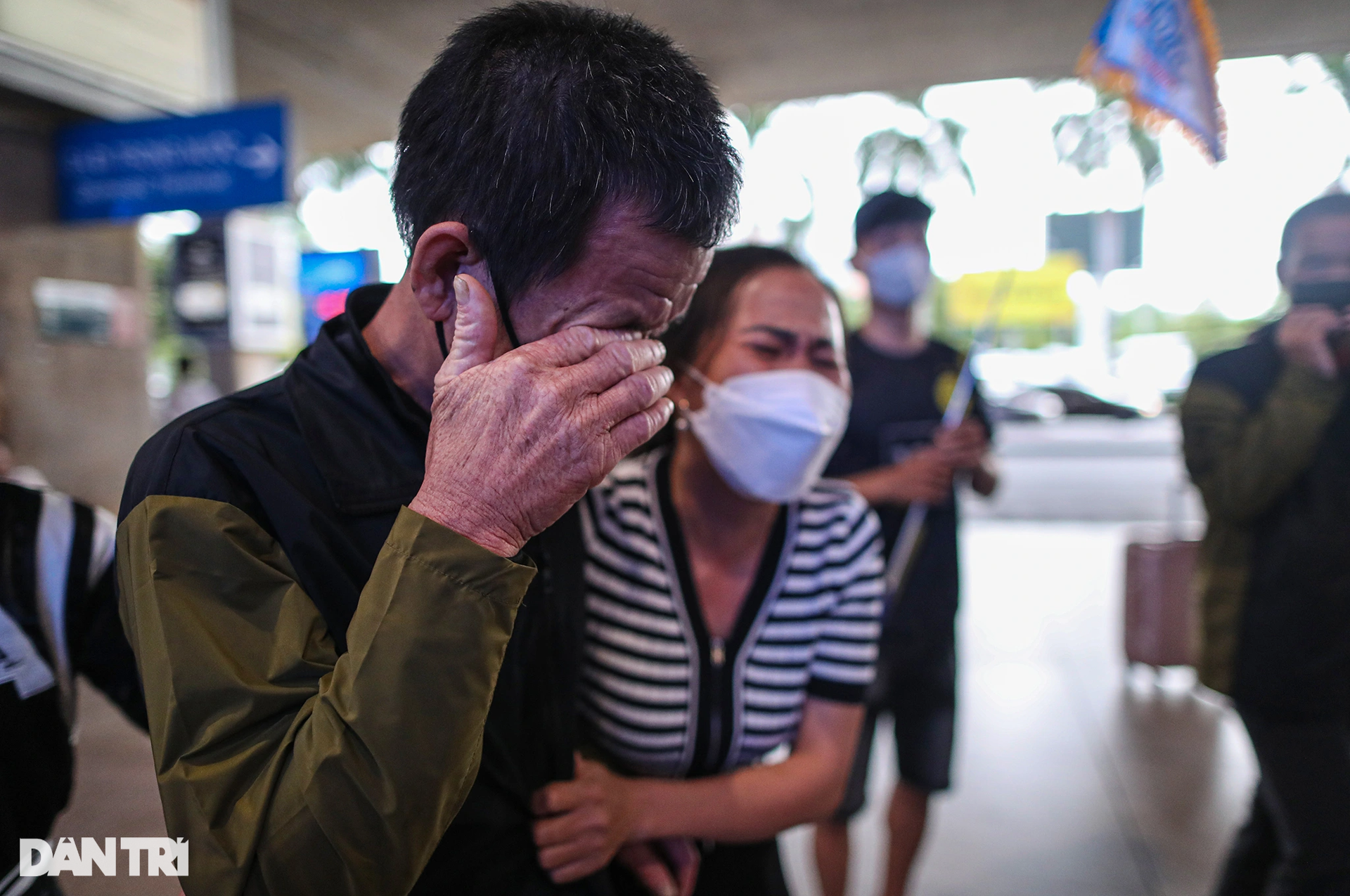 37 ngư dân Việt Nam được Malaysia trả tự do khóc nghẹn khi về tới TPHCM - 4