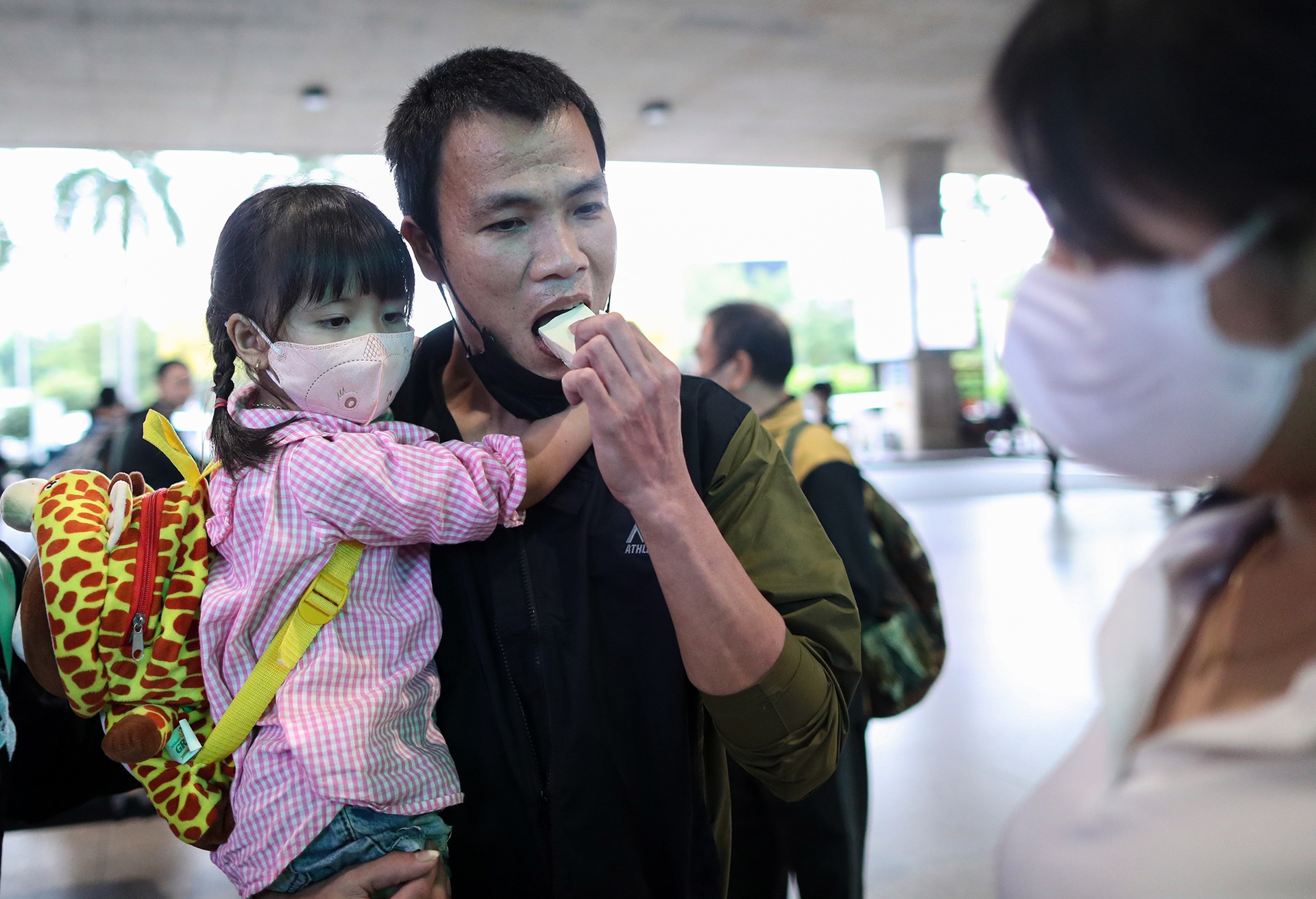 37 ngư dân Việt Nam được Malaysia trả tự do khóc nghẹn khi về tới TPHCM - 6