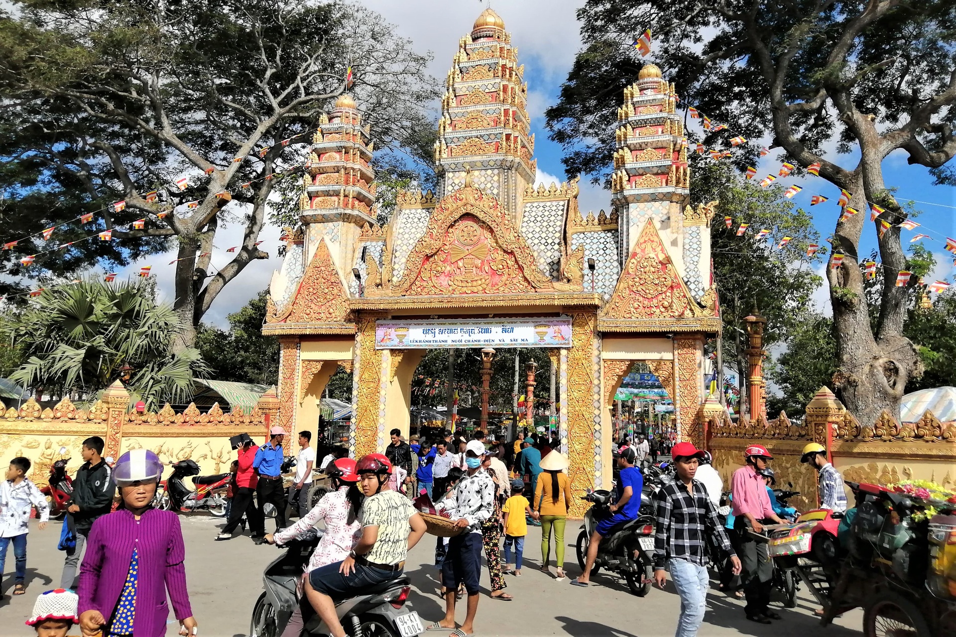 Chùa Khmer hơn 130 năm tuổi rực sắc màu ở miền Tây - 16