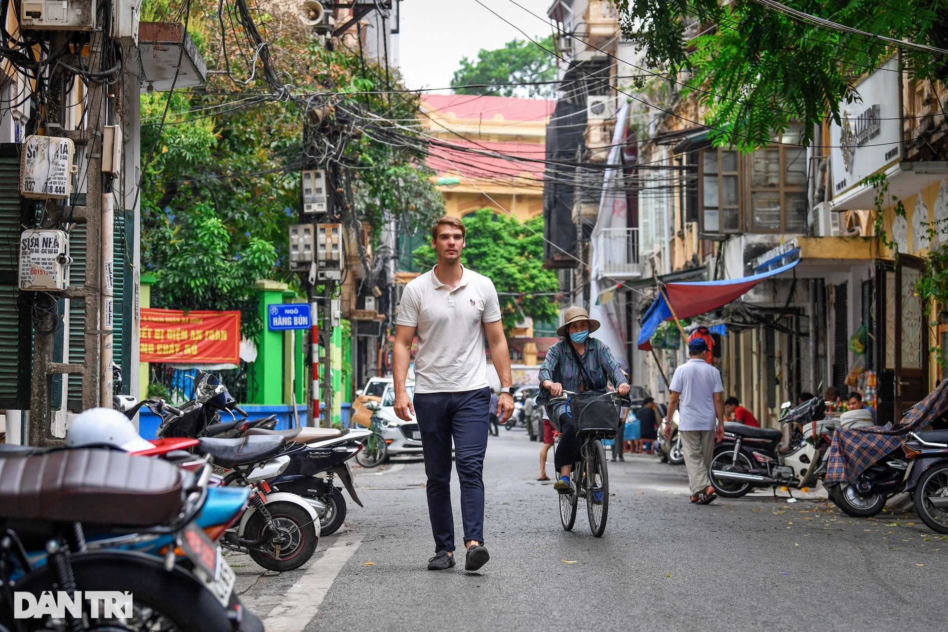 CEO điển trai Đan Mạch sống như người Vietnam: Đi xe máy, ăn bún đậu - 13