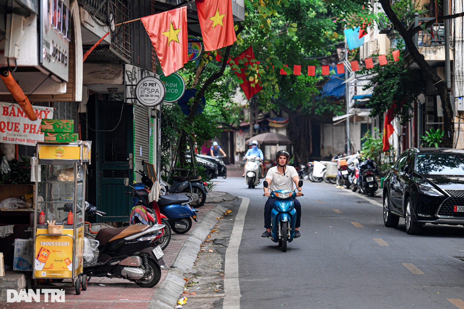 CEO điển trai Đan Mạch sống như người Việt Nam: Đi xe máy, ăn bún đậu - 17
