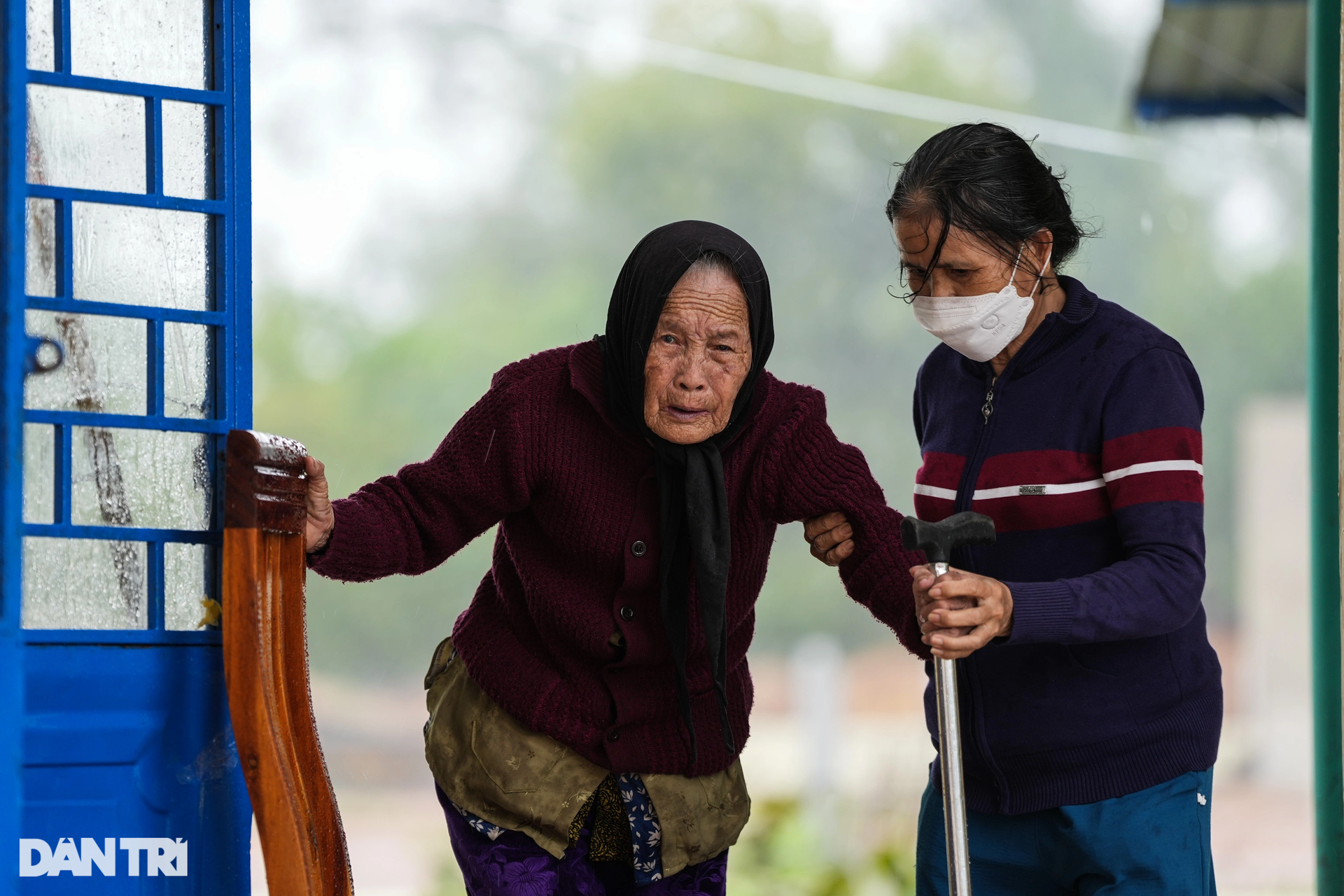 Người mẹ miền Trung mong mưa bão qua mau để được về nhà cùng con cháu - 2 Người mẹ miền Trung mong mưa bão qua mau để được về nhà cùng con cháu - 2