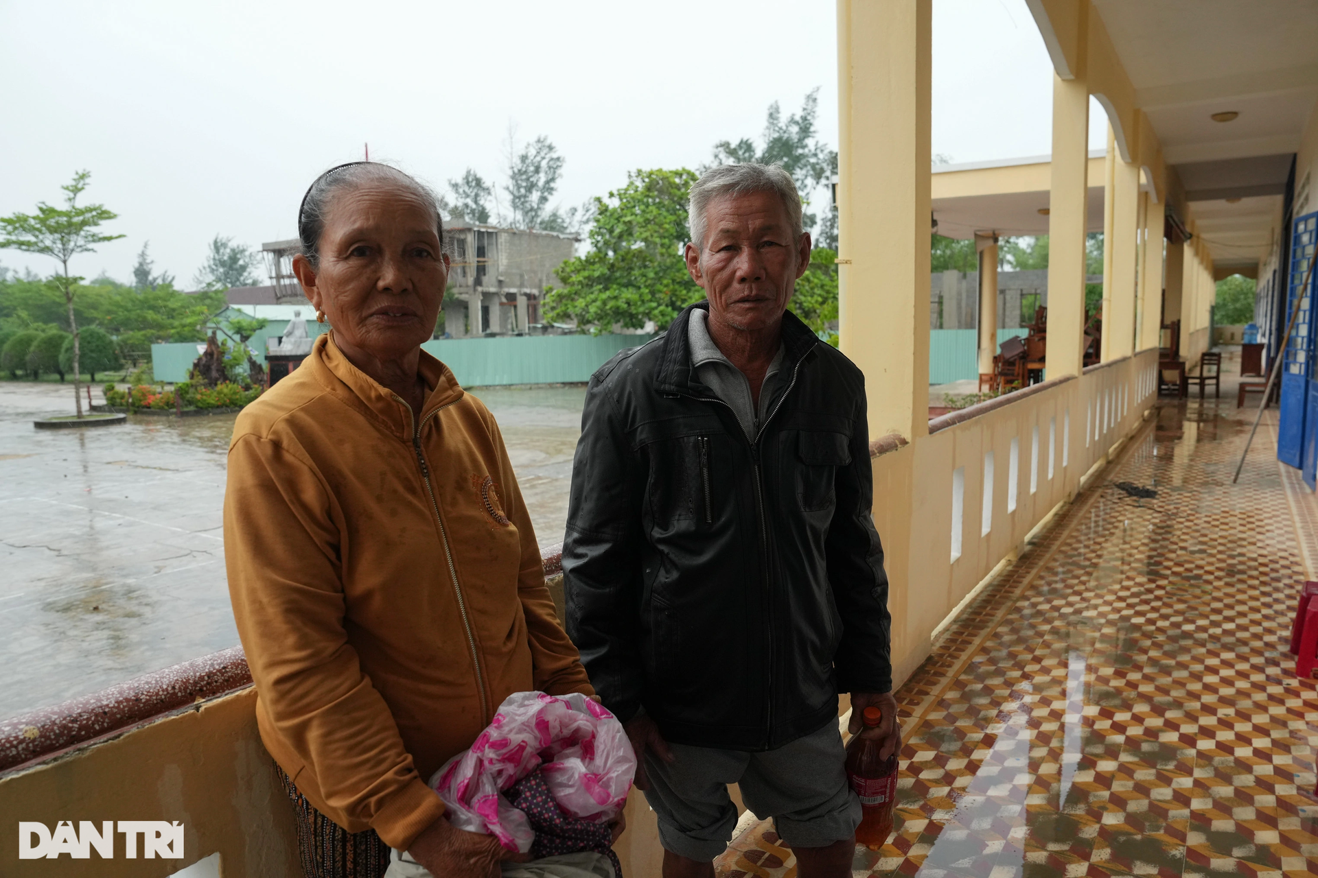 Người mẹ miền Trung mong mưa bão qua mau để được về nhà cùng con cháu - 4 Người mẹ miền Trung mong mưa bão qua mau để được về nhà cùng con cháu - 4