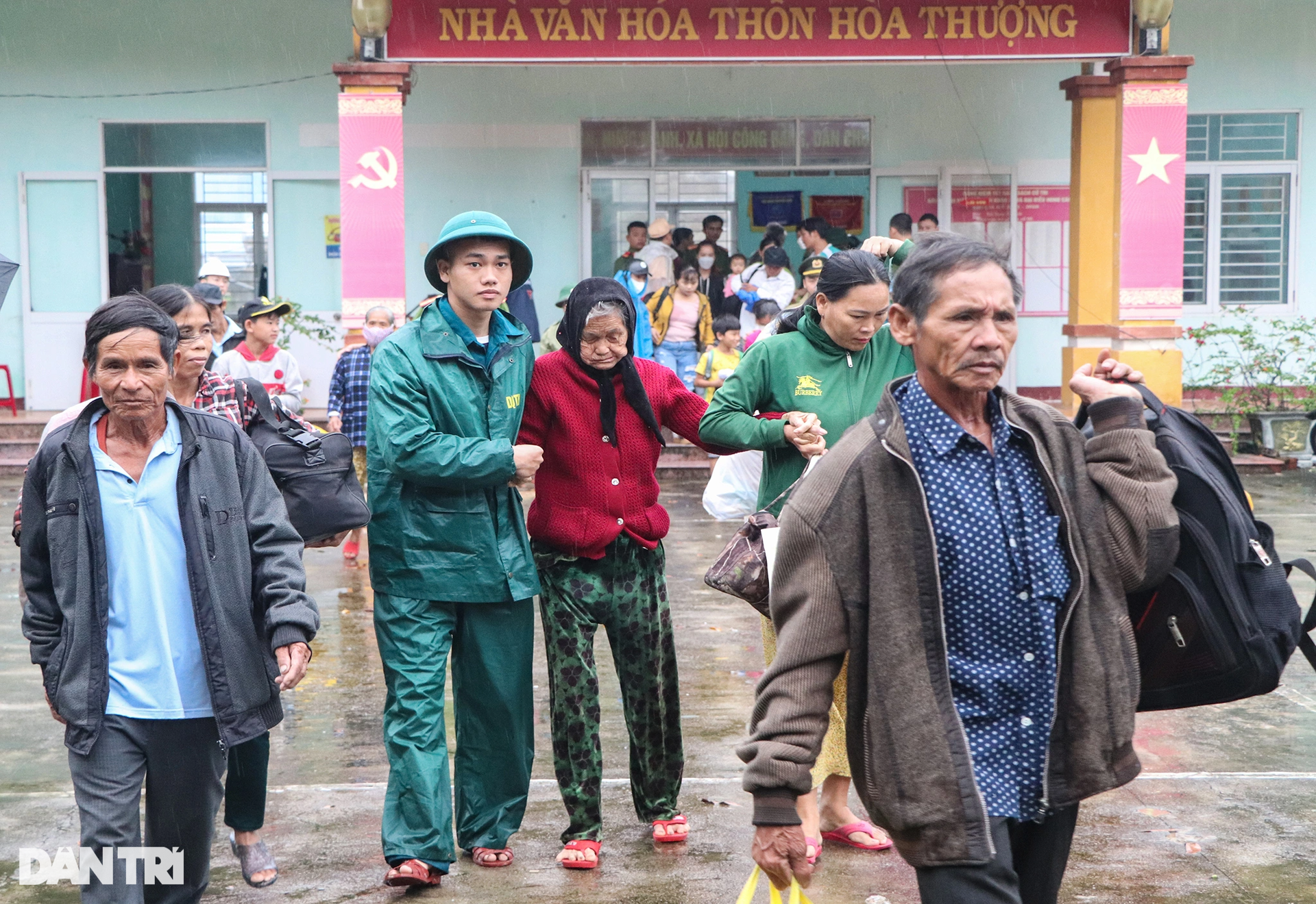 Người dân Quảng Nam vội vã di tản về nơi an toàn trước khi bão số 4 đổ bộ
