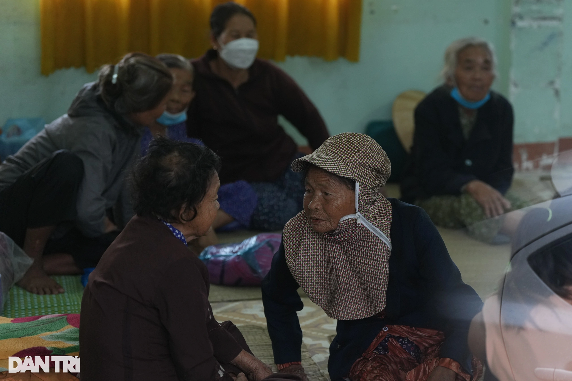 Người mẹ miền Trung mong mưa bão qua mau để được về nhà cùng con cháu - 7 Người mẹ miền Trung mong mưa bão qua mau để được về nhà cùng con cháu - 7