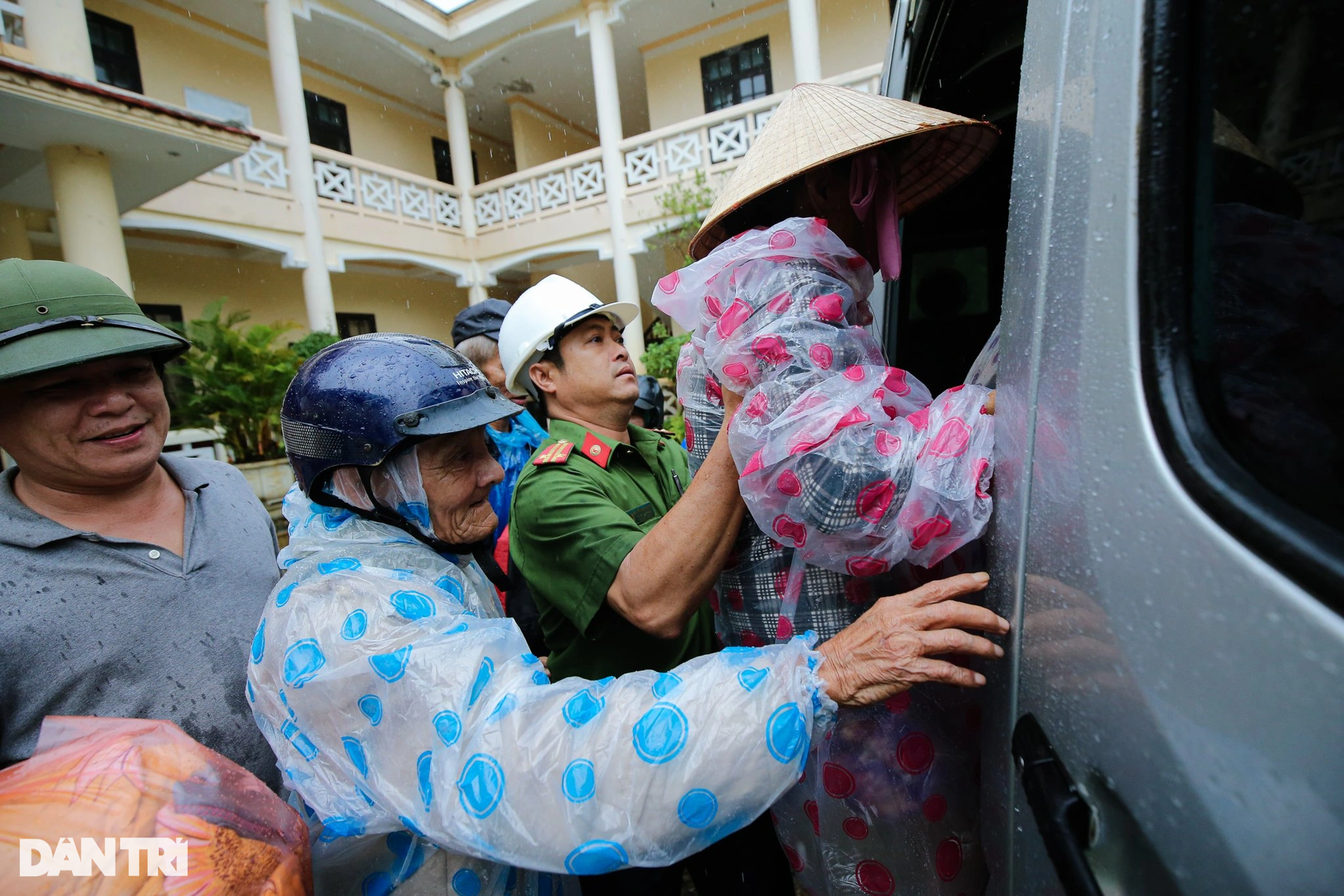Người mẹ miền Trung mong mưa bão qua mau để được về nhà cùng con cháu - 10 Người mẹ miền Trung mong mưa bão qua mau để được về nhà cùng con cháu - 10