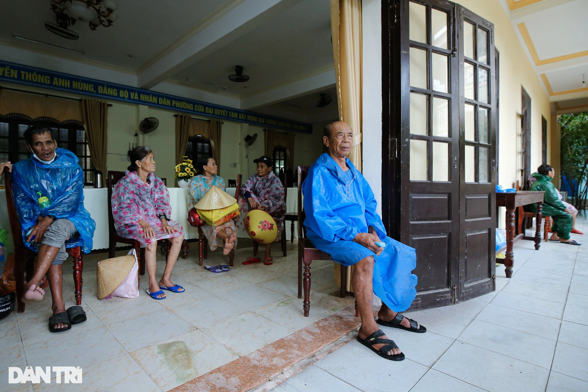 Người mẹ miền Trung mong mưa bão qua mau để được về nhà cùng con cháu - 12 Người mẹ miền Trung mong mưa bão qua mau để được về nhà cùng con cháu - 12