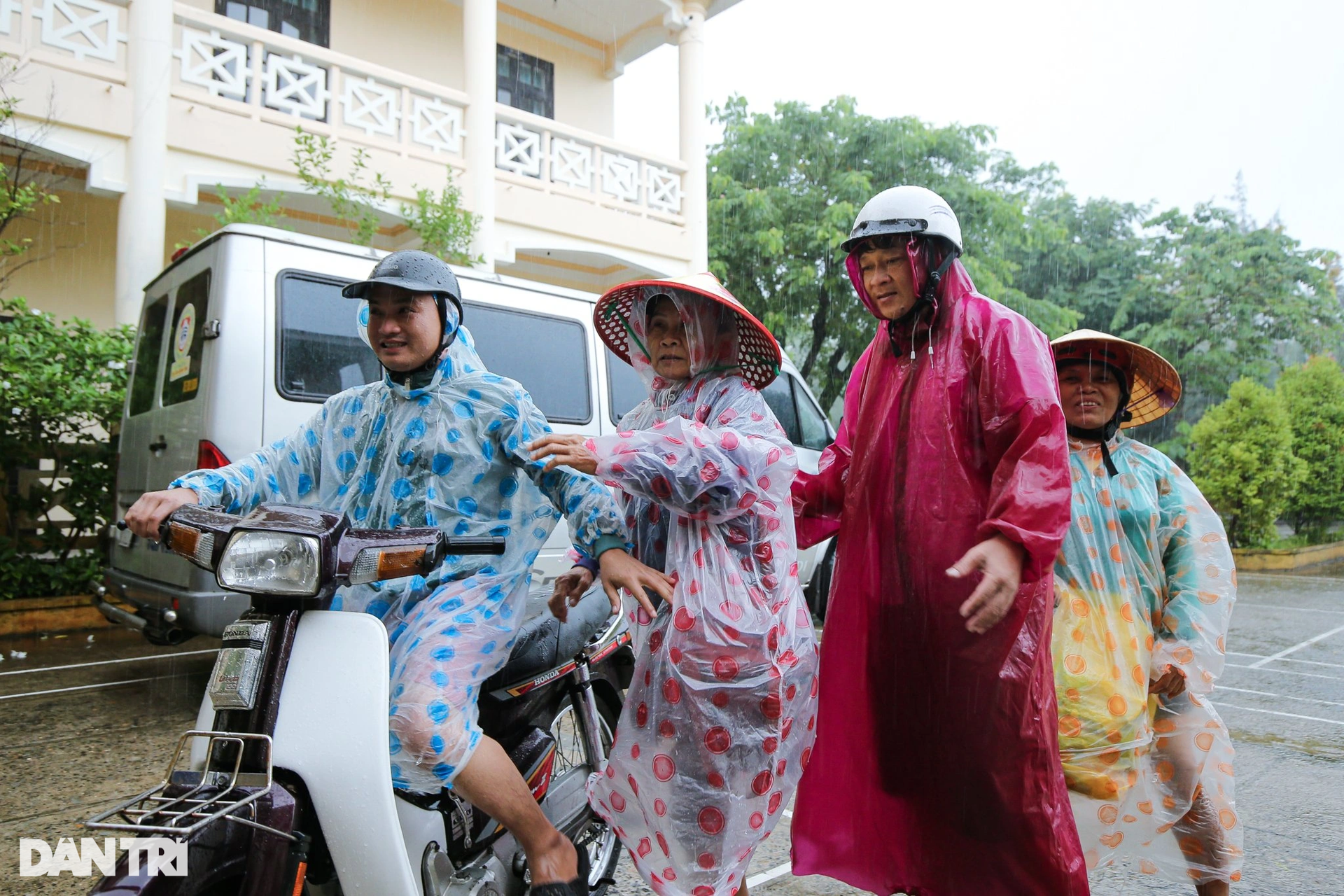 Người mẹ miền Trung mong mưa bão qua mau để được về nhà cùng con cháu - 9 Người mẹ miền Trung mong mưa bão qua mau để được về nhà cùng con cháu - 9