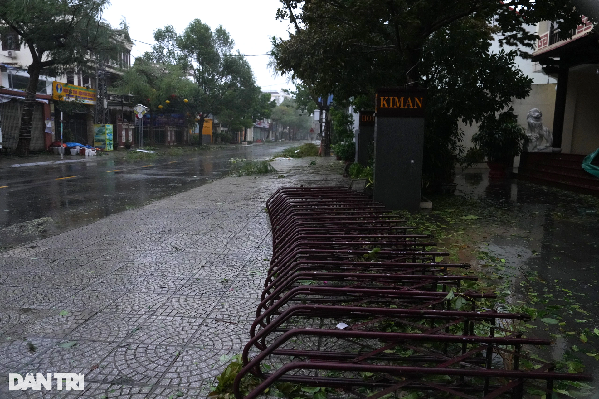 Khung cảnh hoang tàn, tôn bay khắp trời khi bão quét qua TP Đà Nẵng, Hội An - 11