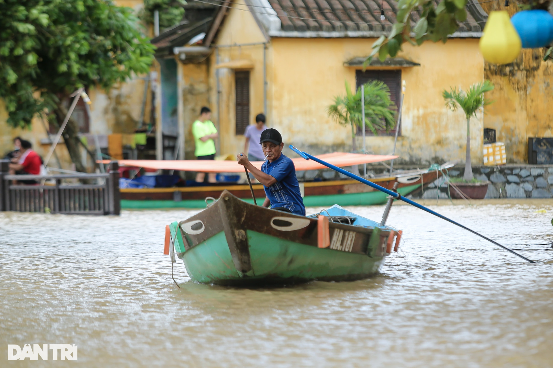 Du khách trải nghiệm lội nước, đi thuyền ngắm Hội An mùa ngập - 4