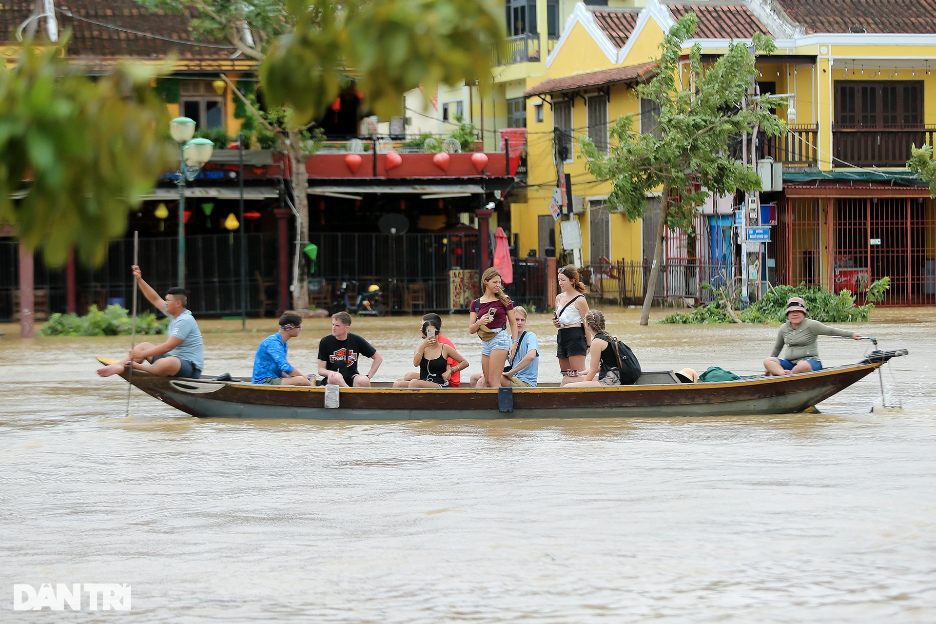 Du khách trải nghiệm lội nước, đi thuyền ngắm Hội An mùa ngập - 12