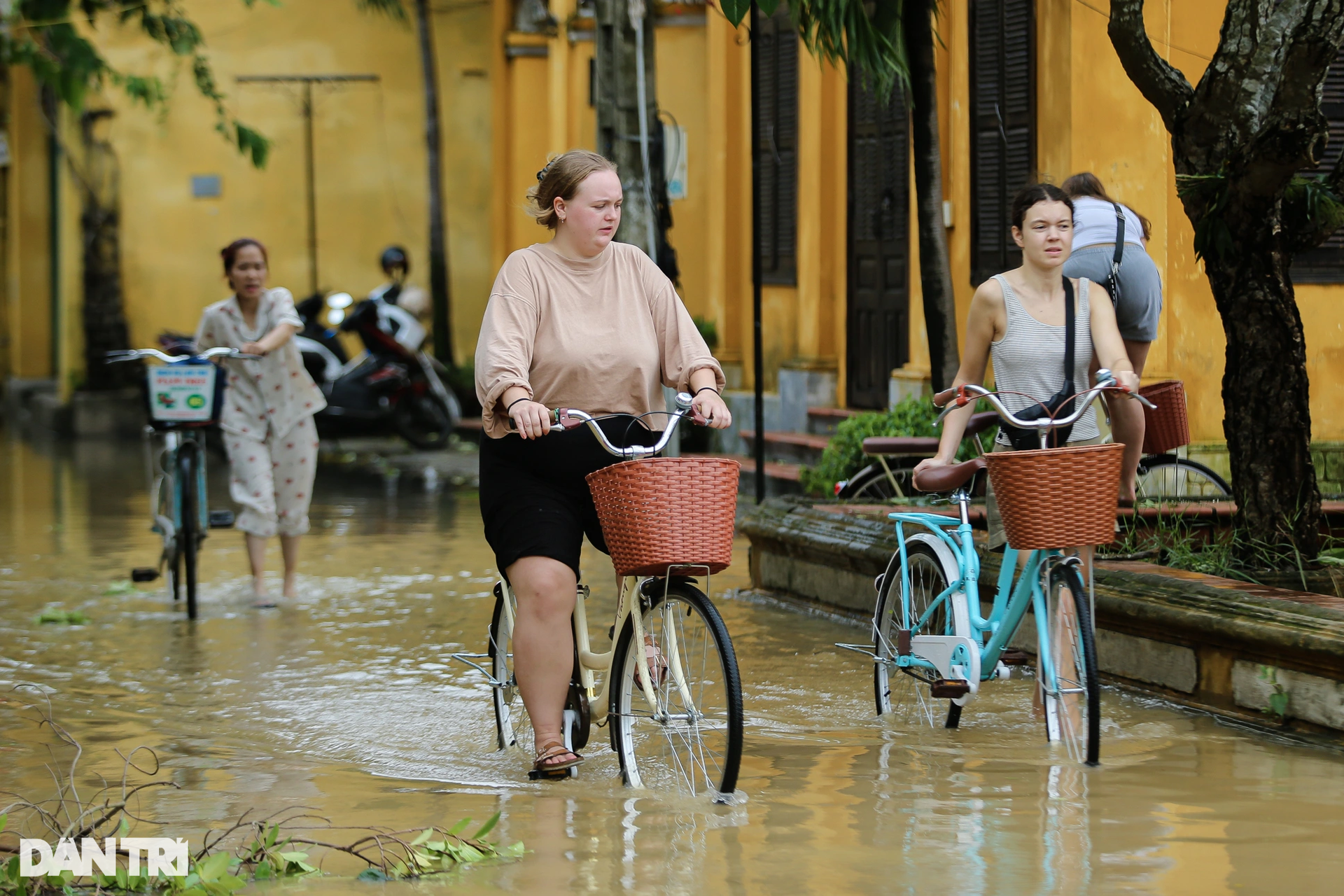 Du khách trải nghiệm lội nước, đi thuyền ngắm Hội An mùa ngập - 8