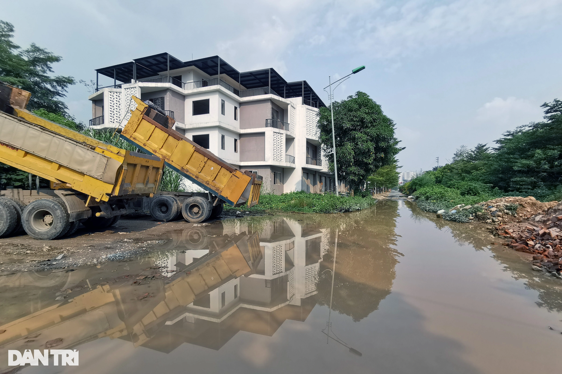 Trồng rau trên móng nhà liền kề tiền tỷ tại dự án dang dở Westpoint Nam 32