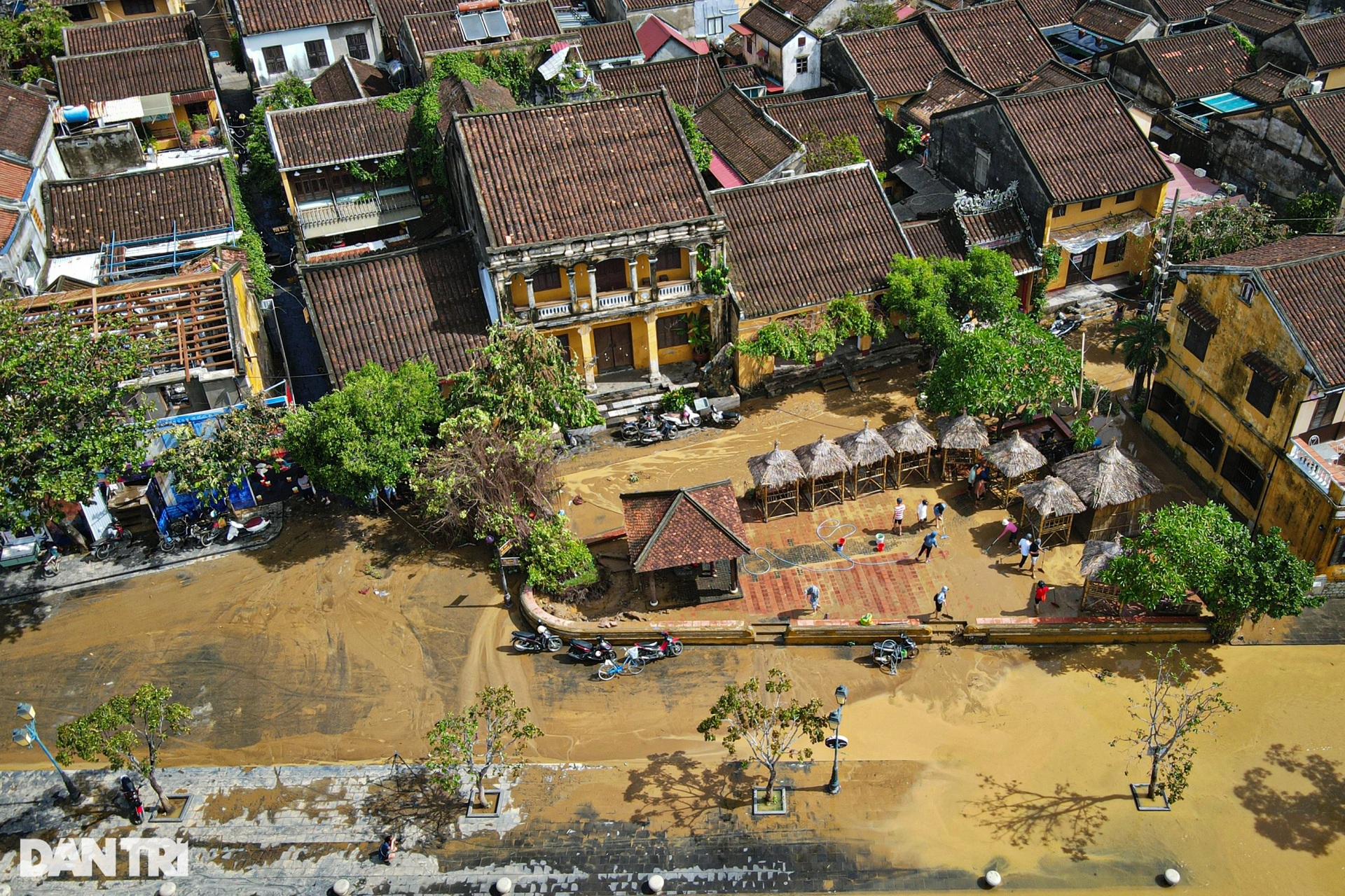Người dân Hội An khẩn trương dọn bùn đất sau khi nước rút - 15