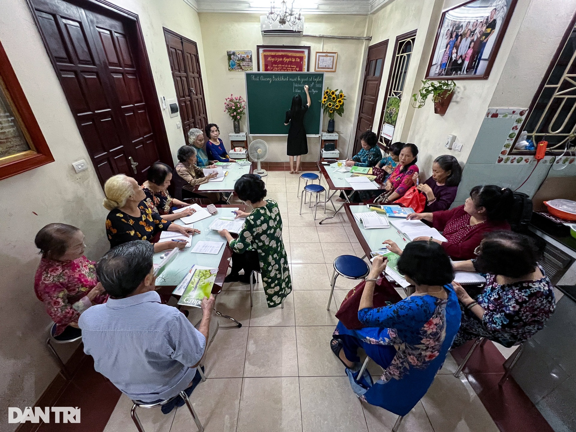 Lớp học tiếng Anh đặc biệt của các cụ già U90 ở Hà Nội - 1