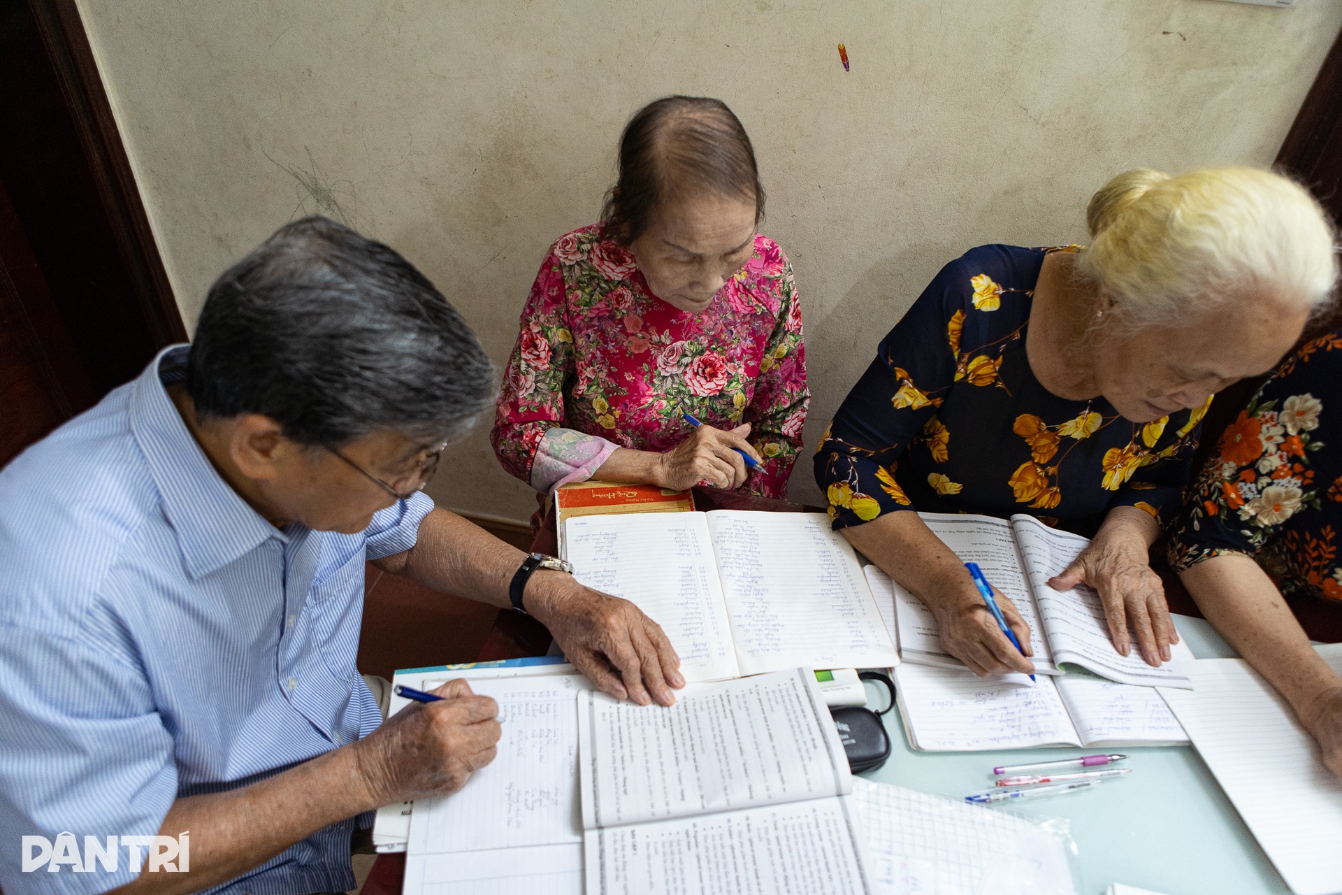Lớp học tiếng Anh đặc biệt của các cụ già U90 ở Hà Nội - 11 Lớp học tiếng Anh đặc biệt của các cụ già U90 ở Hà Nội - 11
