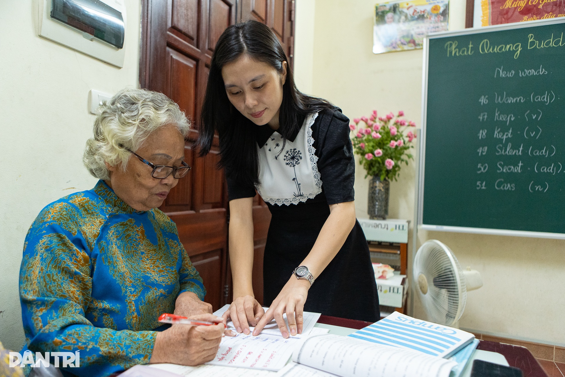 Lớp học tiếng Anh đặc biệt của các cụ già U90 ở Hà Nội - 8 Lớp học tiếng Anh đặc biệt của các cụ già U90 ở Hà Nội - 8