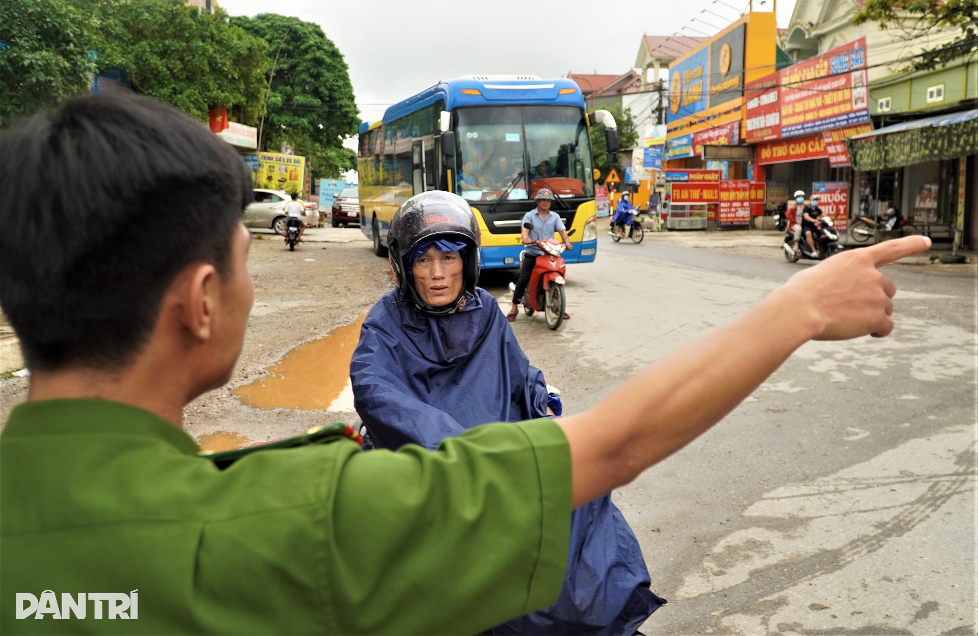 Người dân quay cuồng trong lũ, đàn vịt nghìn con ở nhờ nhà văn hóa - 3 Người dân quay cuồng trong lũ, đàn vịt nghìn con ở nhờ nhà văn hóa - 3