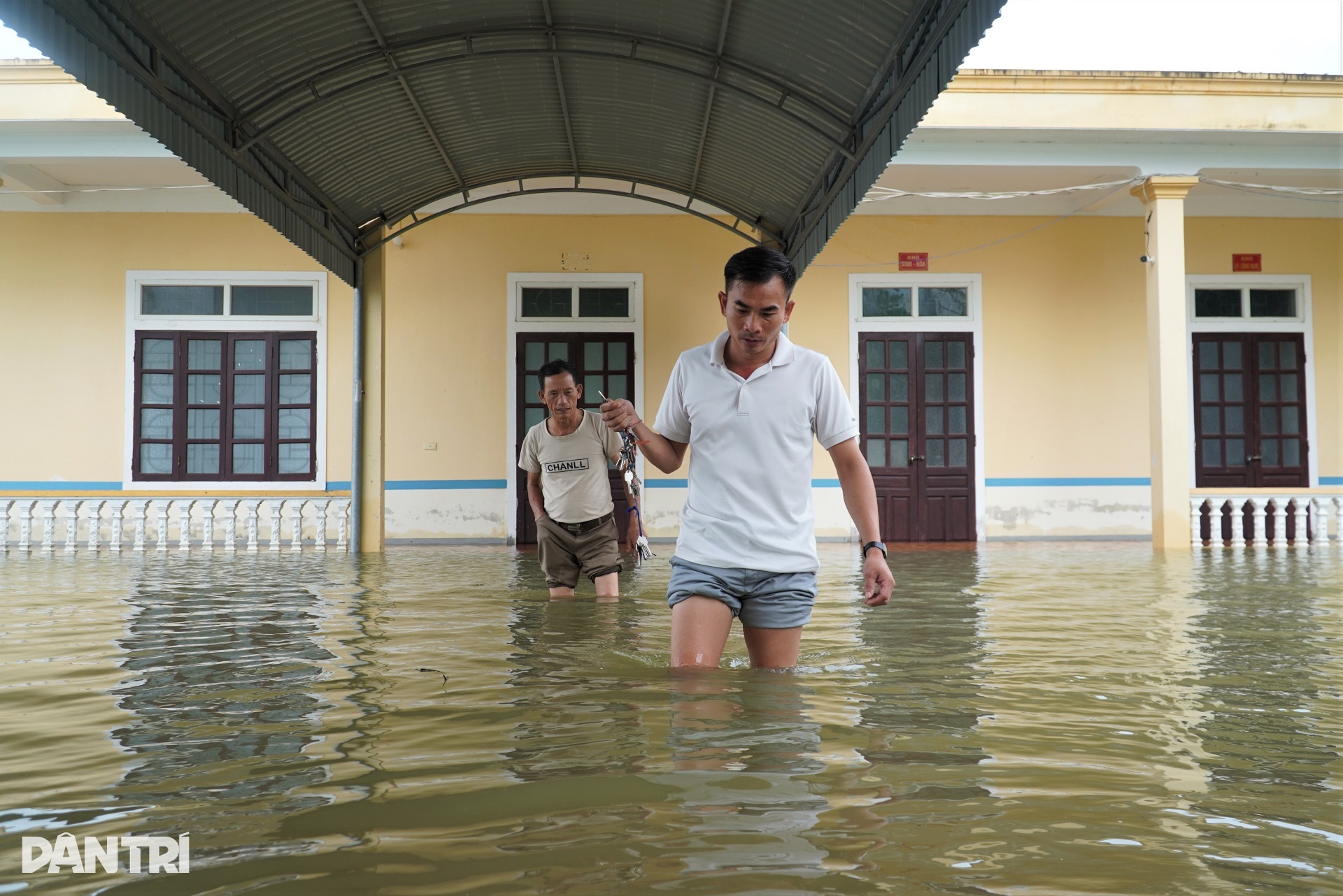 Người dân quay cuồng trong lũ, đàn vịt nghìn con ở nhờ nhà văn hóa - 6 Người dân quay cuồng trong lũ, đàn vịt nghìn con ở nhờ nhà văn hóa - 6