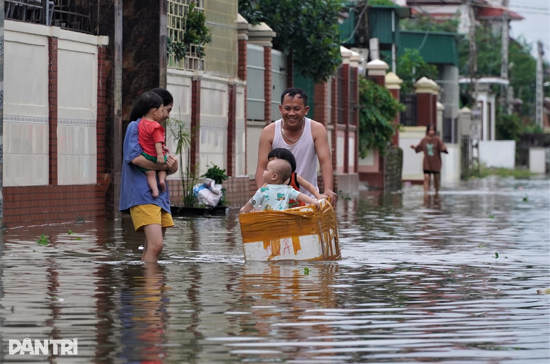 Người dân quay cuồng trong lũ, đàn vịt nghìn con ở nhờ nhà văn hóa - 13 Người dân quay cuồng trong lũ, đàn vịt nghìn con ở nhờ nhà văn hóa - 13