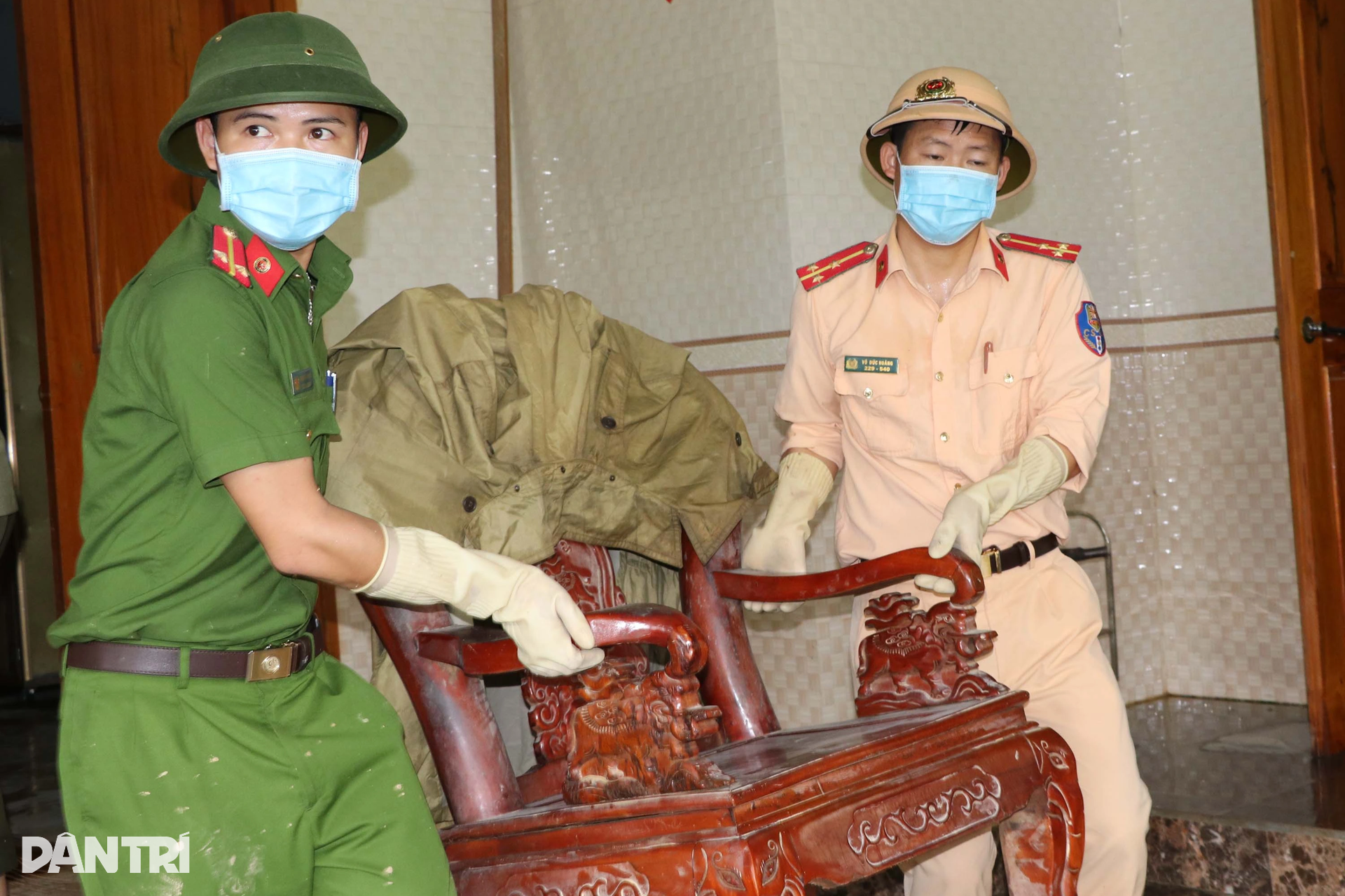 Lực lượng vũ trang có mặt tại điểm nóng giúp dân sau mưa lũ - 11 Lực lượng vũ trang có mặt tại điểm nóng giúp dân sau mưa lũ - 11