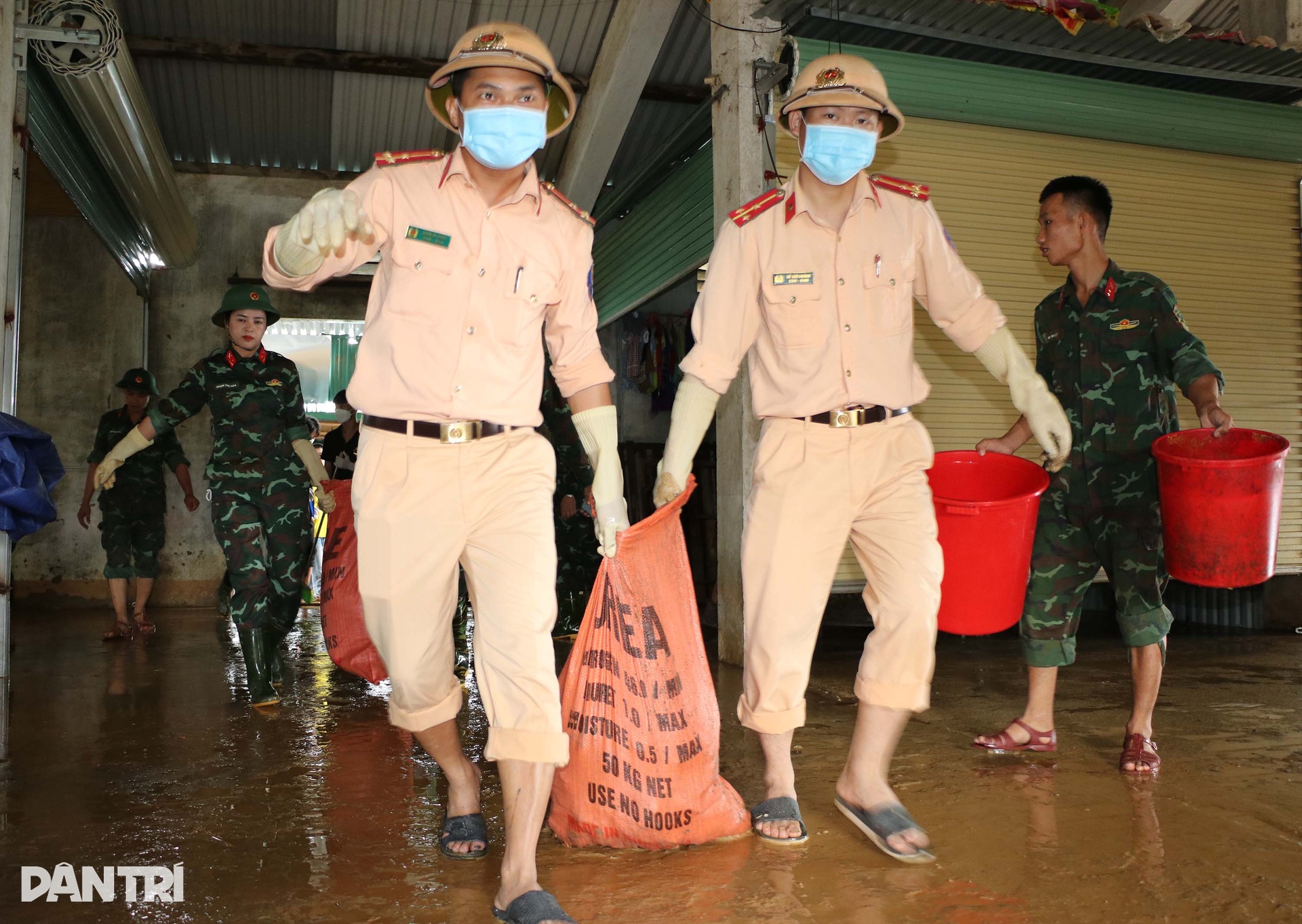 Lực lượng vũ trang có mặt tại điểm nóng giúp dân sau mưa lũ - 9 Lực lượng vũ trang có mặt tại điểm nóng giúp dân sau mưa lũ - 9