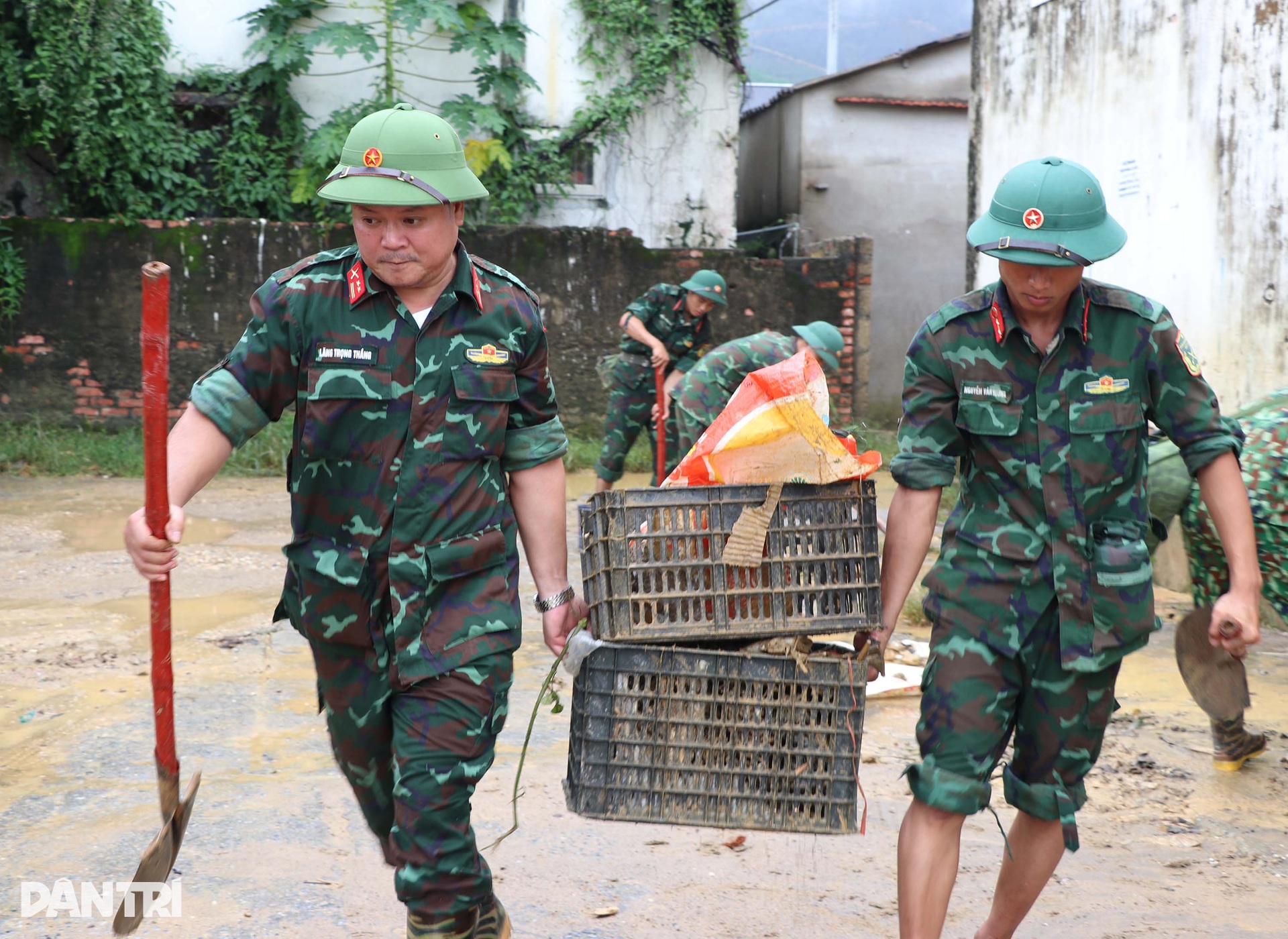 Lực lượng vũ trang có mặt tại điểm nóng giúp dân sau mưa lũ - 8 Lực lượng vũ trang có mặt tại điểm nóng giúp dân sau mưa lũ - 8