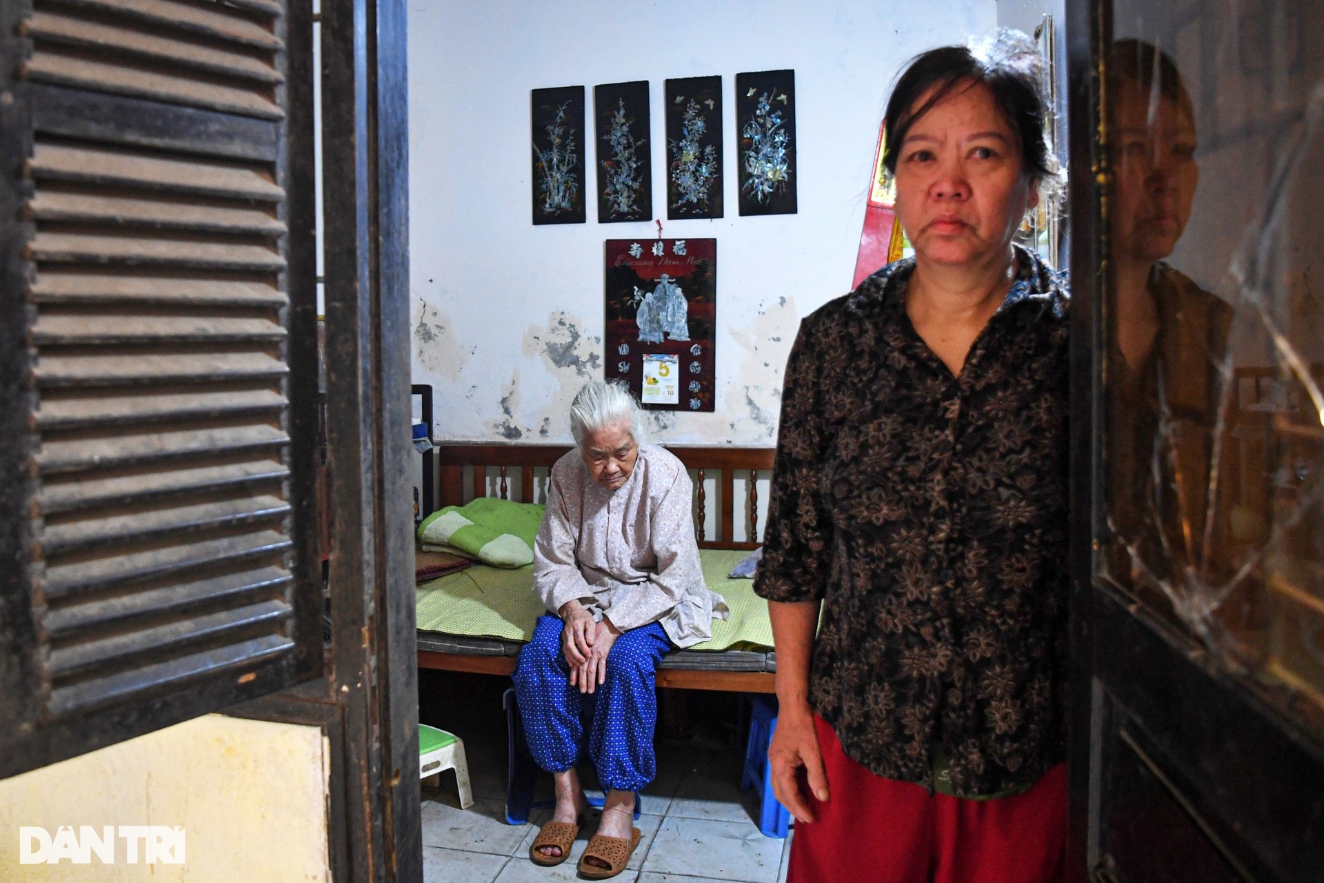 Chuyện đời buồn người phụ nữ 61 tuổi thu gom rác nuôi mẹ già ở Hà Nội