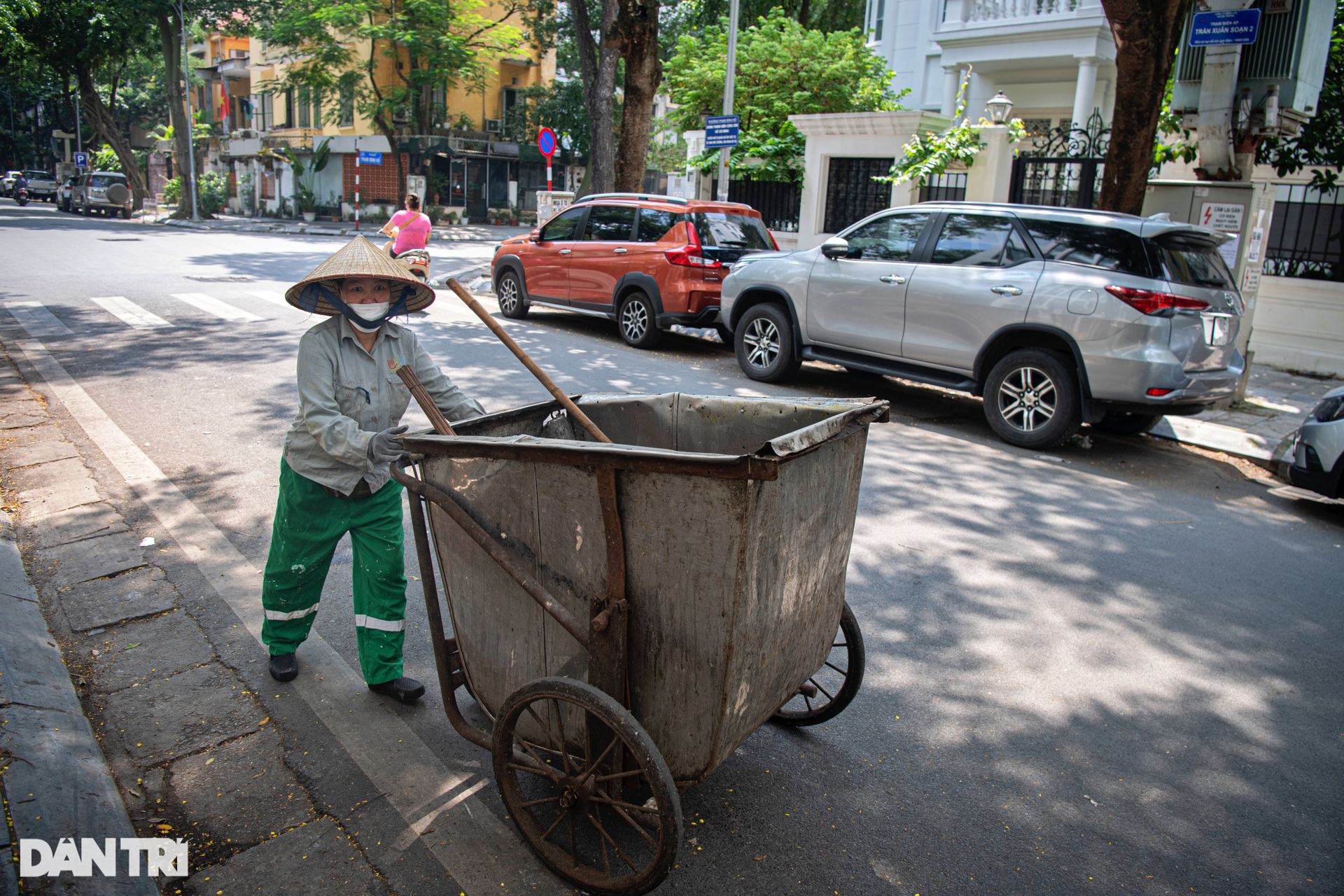 Chuyện đời buồn người phụ nữ 61 tuổi thu gom rác nuôi mẹ già ở Hà Nội
