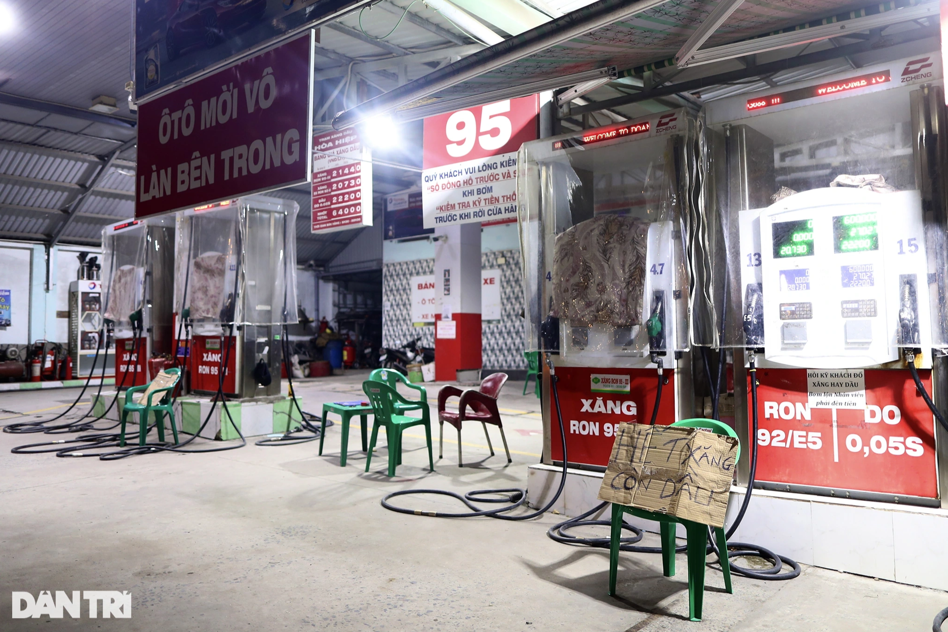 Người dân đẩy bộ xe về nhà trong đêm vì hàng loạt cây xăng ở TPHCM đóng cửa - 11 Người dân đẩy bộ xe về nhà trong đêm vì hàng loạt cây xăng ở TPHCM đóng cửa - 11