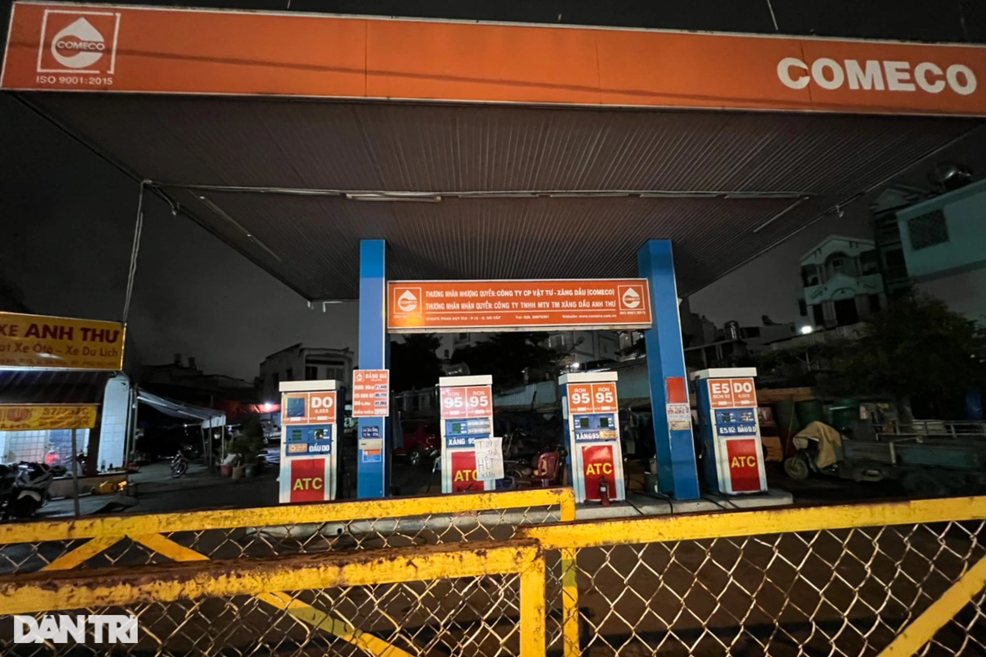 Người dân đẩy bộ xe về nhà trong đêm vì hàng loạt cây xăng ở TPHCM đóng cửa - 2 Người dân đẩy bộ xe về nhà trong đêm vì hàng loạt cây xăng ở TPHCM đóng cửa - 2
