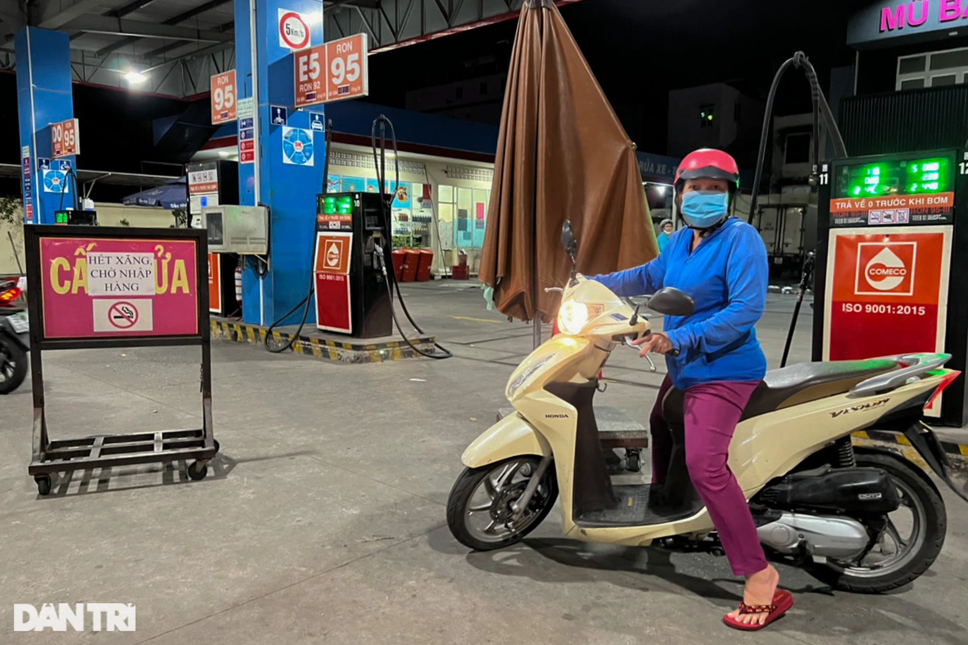 Người dân đẩy bộ xe về nhà trong đêm vì hàng loạt cây xăng ở TPHCM đóng cửa - 9 Người dân đẩy bộ xe về nhà trong đêm vì hàng loạt cây xăng ở TPHCM đóng cửa - 9