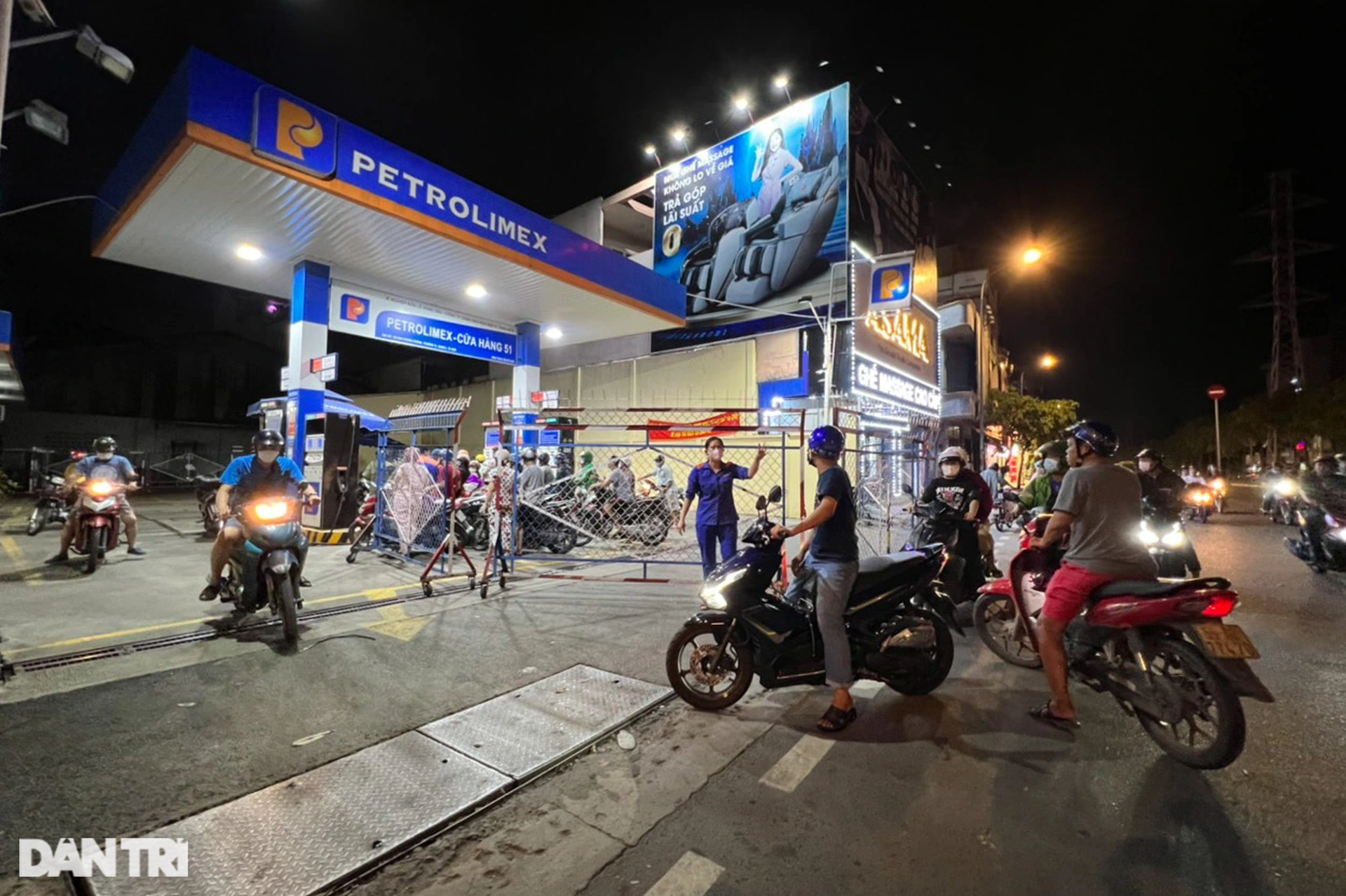 Người dân đẩy bộ xe về nhà trong đêm vì hàng loạt cây xăng ở TPHCM đóng cửa - 13 Người dân đẩy bộ xe về nhà trong đêm vì hàng loạt cây xăng ở TPHCM đóng cửa - 13