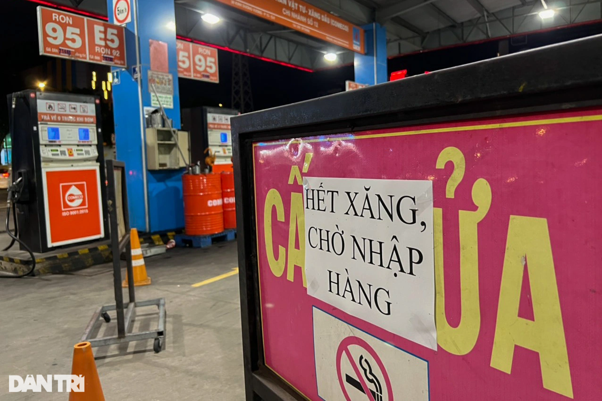 Người dân đẩy bộ xe về nhà trong đêm vì hàng loạt cây xăng ở TPHCM đóng cửa - 6 Người dân đẩy bộ xe về nhà trong đêm vì hàng loạt cây xăng ở TPHCM đóng cửa - 6