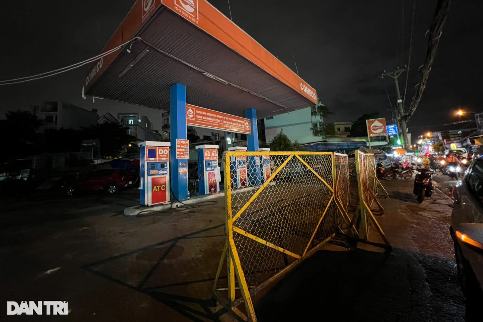Người dân đẩy bộ xe về nhà trong đêm vì hàng loạt cây xăng ở TPHCM đóng cửa - 5 Người dân đẩy bộ xe về nhà trong đêm vì hàng loạt cây xăng ở TPHCM đóng cửa - 5