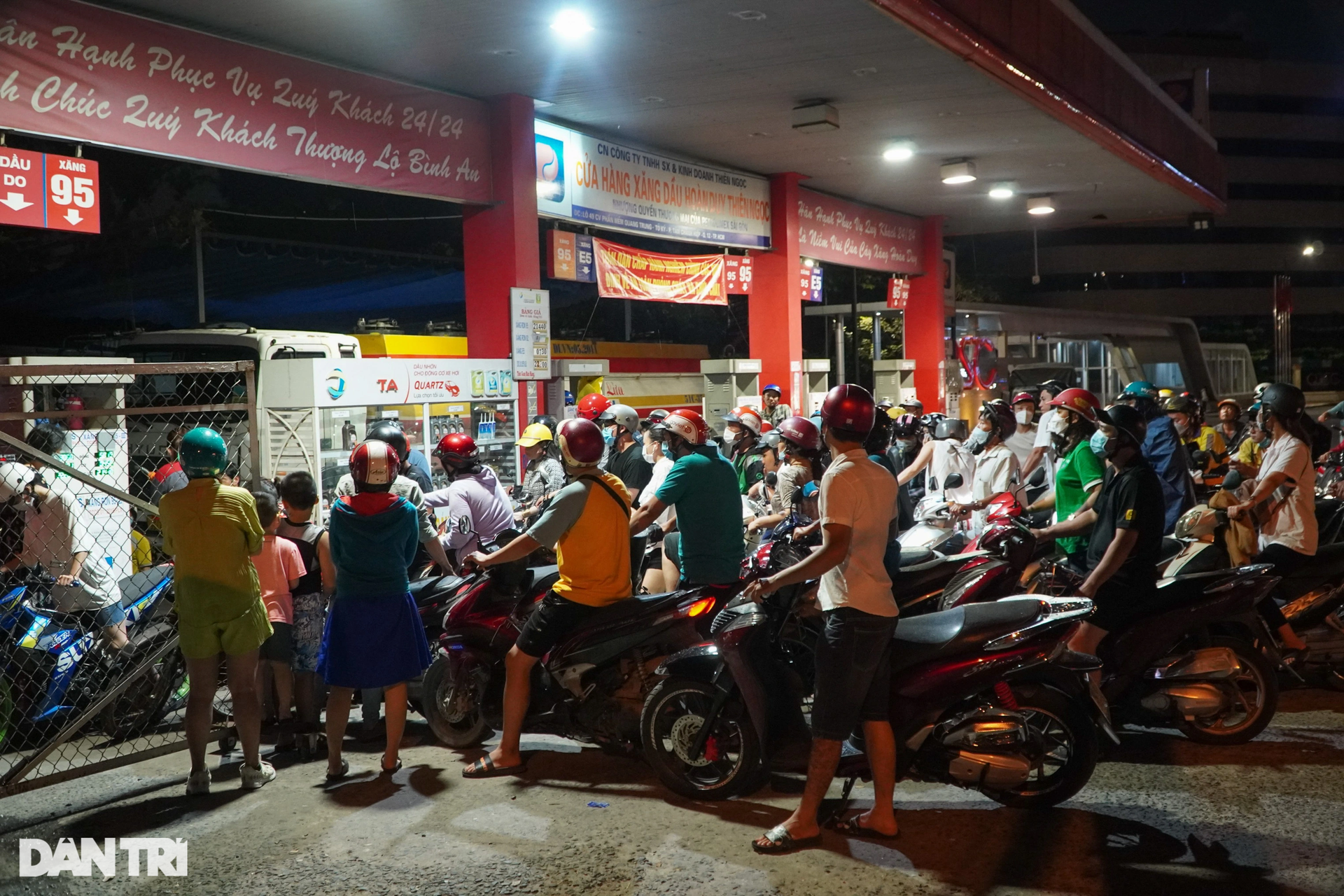 Người dân đẩy bộ xe về nhà trong đêm vì hàng loạt cây xăng ở TPHCM đóng cửa - 17 Người dân đẩy bộ xe về nhà trong đêm vì hàng loạt cây xăng ở TPHCM đóng cửa - 17