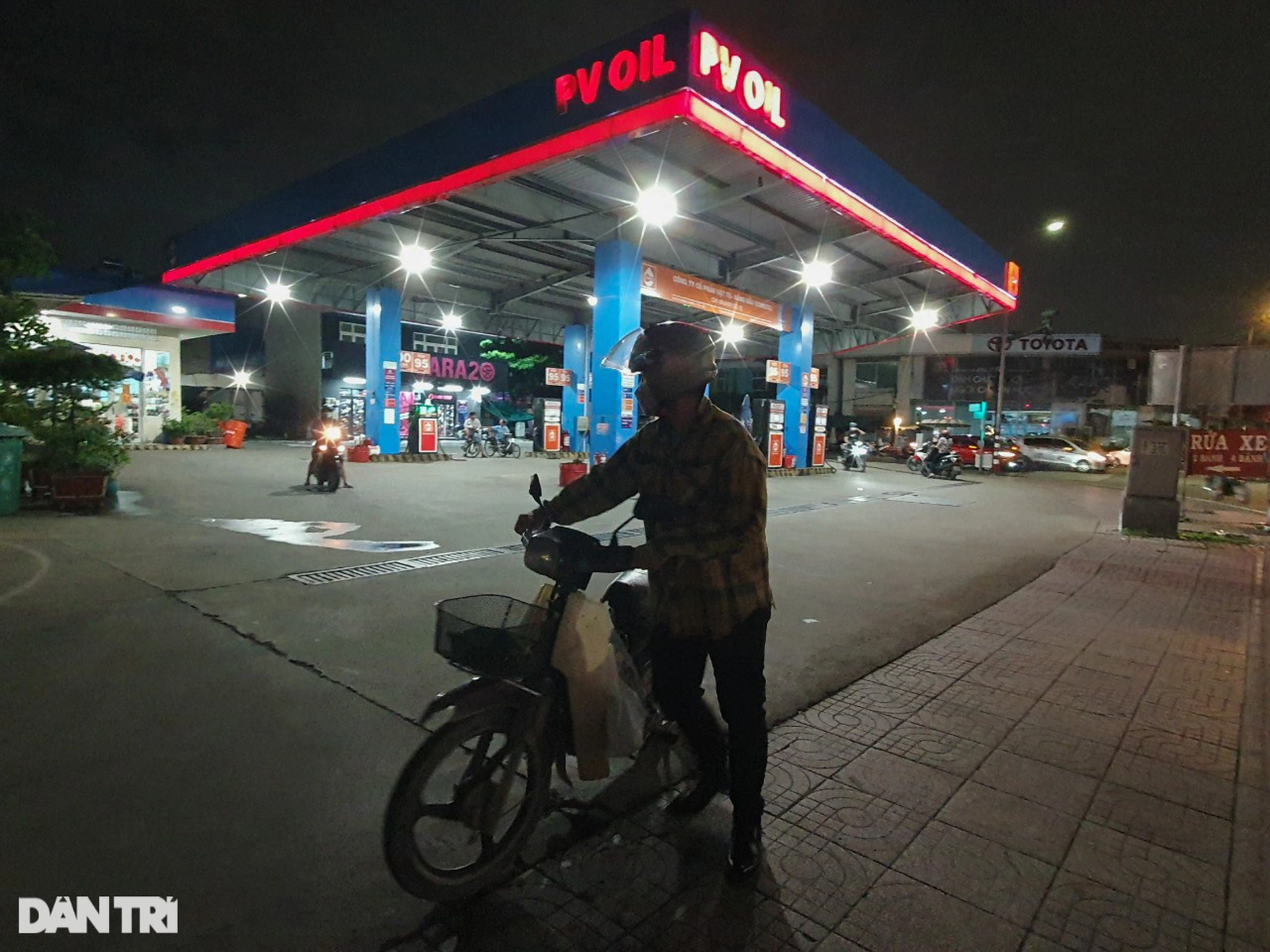 Người dân đẩy bộ xe về nhà trong đêm vì hàng loạt cây xăng ở TPHCM đóng cửa - 1
