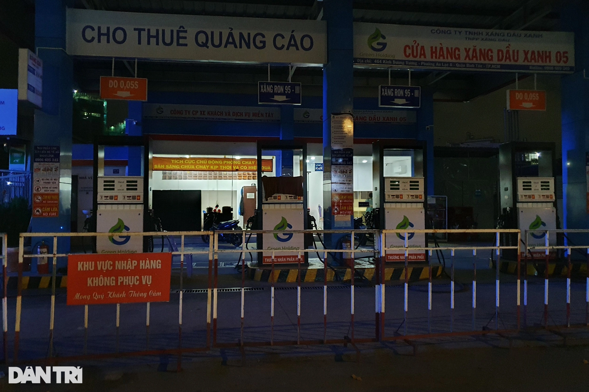Người dân đẩy bộ xe về nhà trong đêm vì hàng loạt cây xăng ở TPHCM đóng cửa - 3 Người dân đẩy bộ xe về nhà trong đêm vì hàng loạt cây xăng ở TPHCM đóng cửa - 3