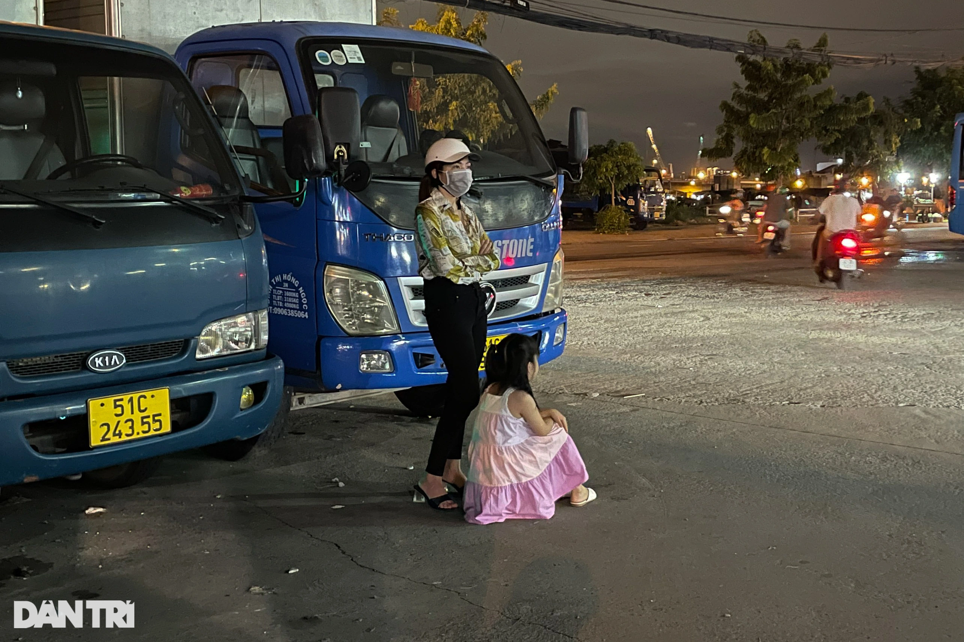 Người dân đẩy bộ xe về nhà trong đêm vì hàng loạt cây xăng ở TPHCM đóng cửa - 20 Người dân đẩy bộ xe về nhà trong đêm vì hàng loạt cây xăng ở TPHCM đóng cửa - 20