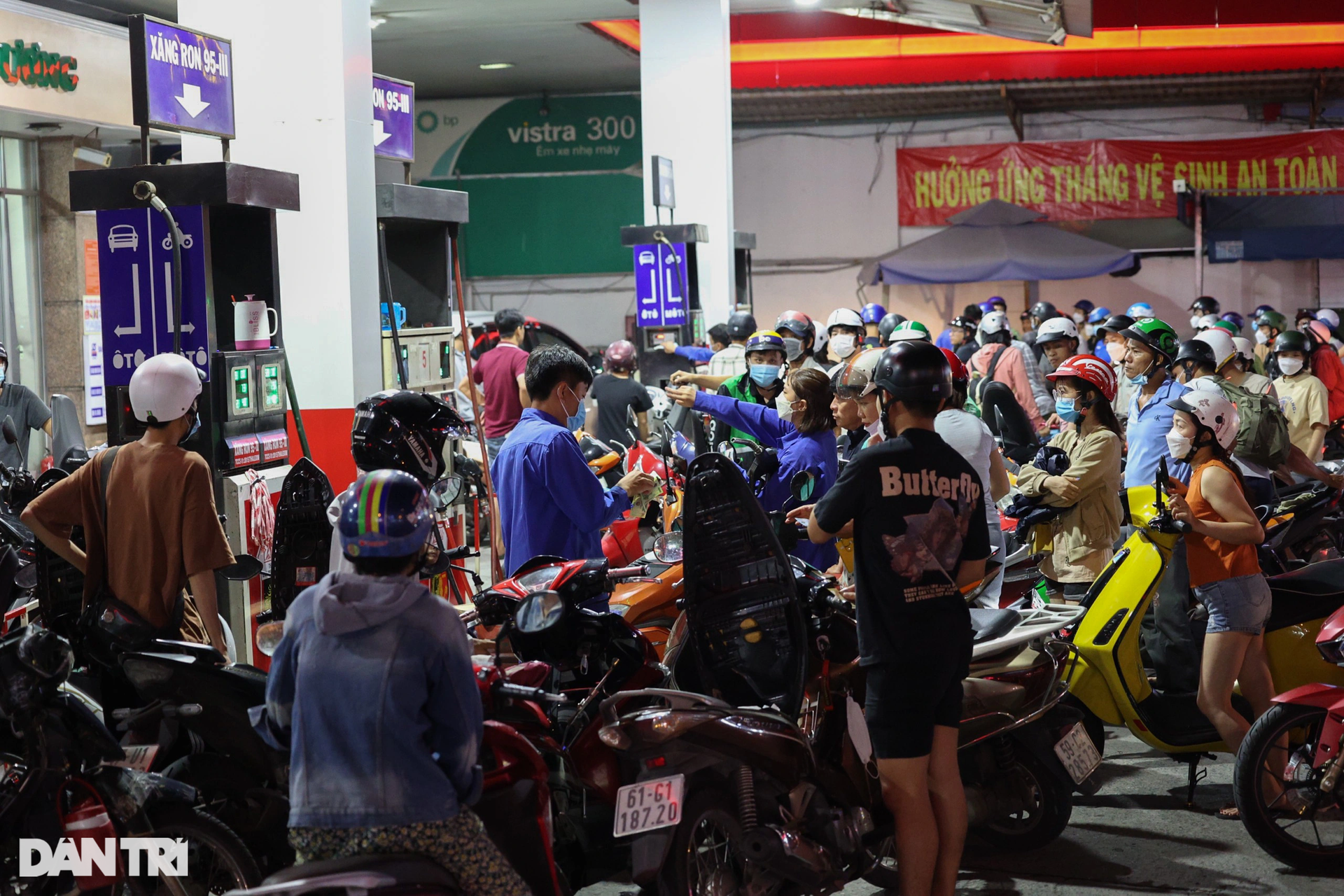 Người dân đẩy bộ xe về nhà trong đêm vì hàng loạt cây xăng ở TPHCM đóng cửa - 15 Người dân đẩy bộ xe về nhà trong đêm vì hàng loạt cây xăng ở TPHCM đóng cửa - 15
