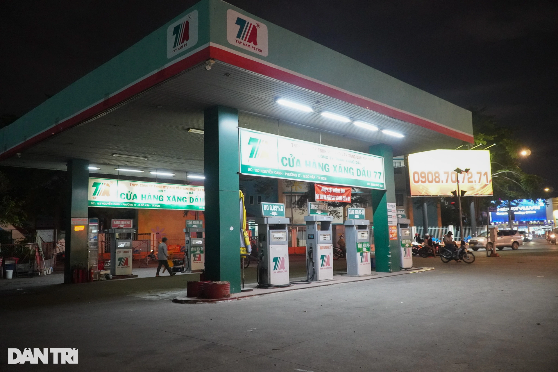 Người dân đẩy bộ xe về nhà trong đêm vì hàng loạt cây xăng ở TPHCM đóng cửa - 7 Người dân đẩy bộ xe về nhà trong đêm vì hàng loạt cây xăng ở TPHCM đóng cửa - 7